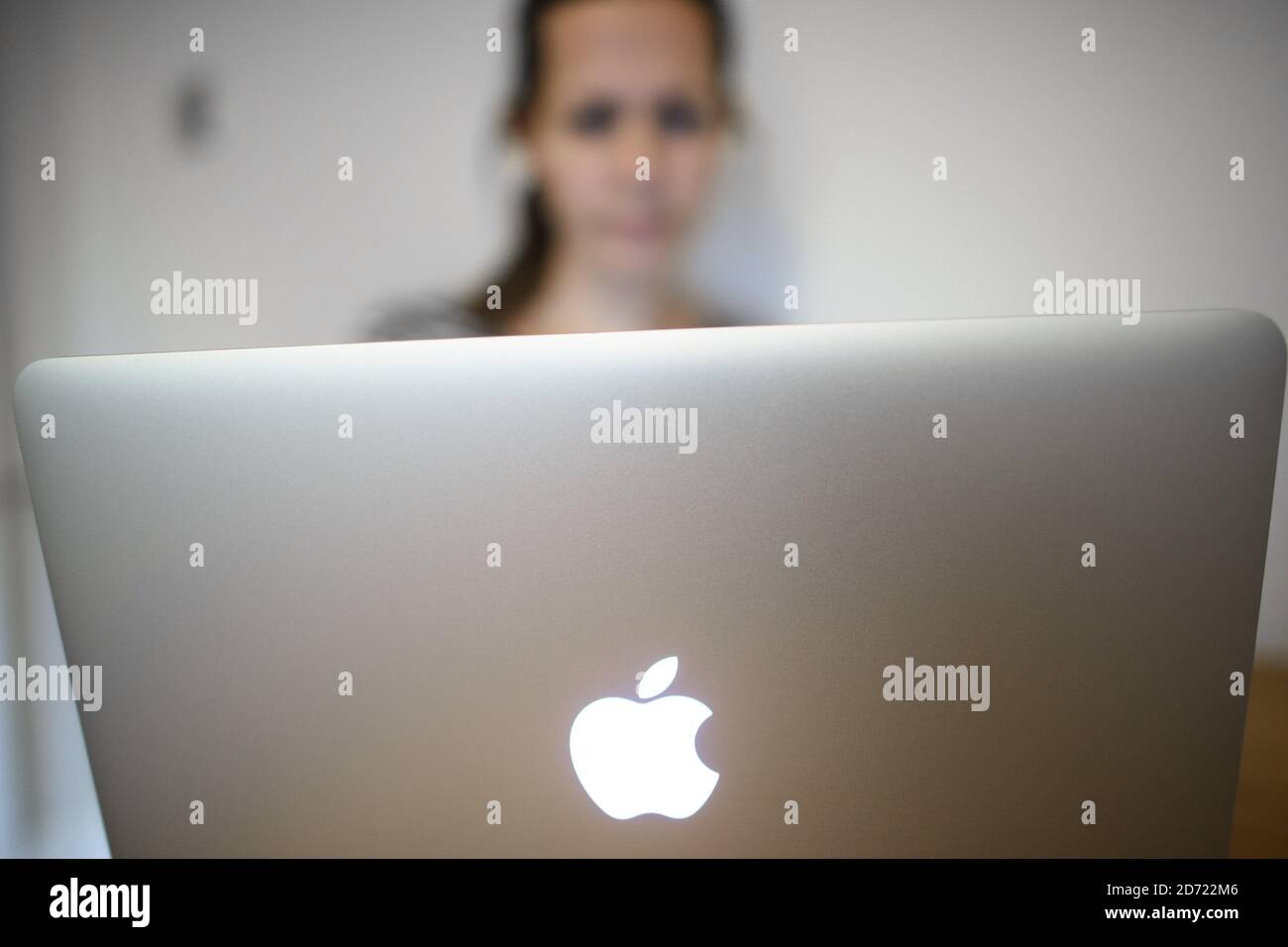Un utente che dispone di un computer Apple MacBook, poiché l'azienda deve far fronte a una legge fiscale da miliardi di euro dopo un'indagine dell'Unione europea sugli aiuti di Stato ricevuti in Irlanda. Data immagine: Mercoledì 31 agosto 2016. Il credito fotografico dovrebbe essere: Matt Crossick/ EMPICS Entertainment. Foto Stock