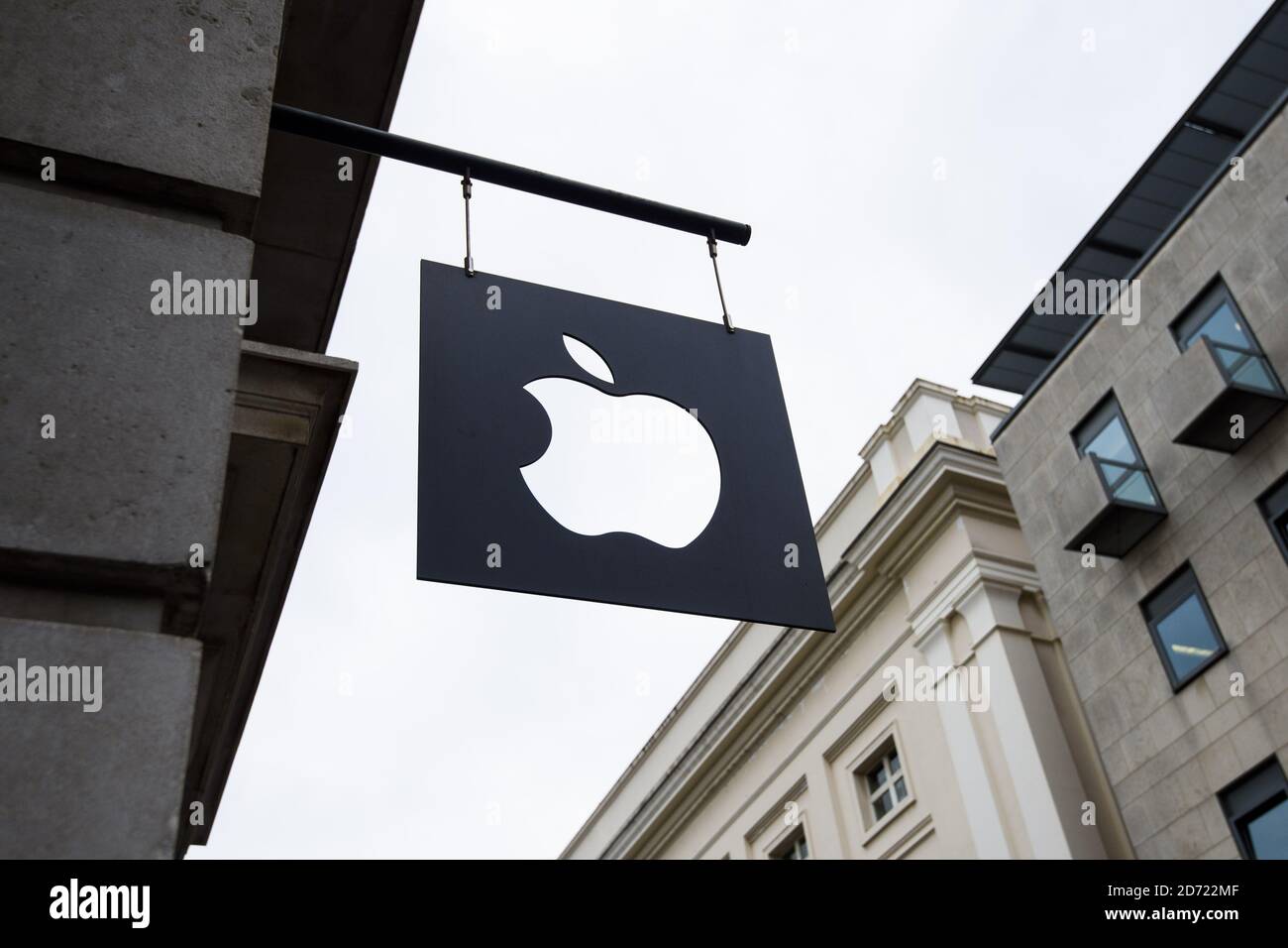 Un logo Apple al di fuori del suo negozio a Covent Garden, Londra, in quanto l'azienda si trova di fronte a una legge fiscale di miliardi di euro dopo un'indagine dell'Unione europea sugli aiuti di Stato ricevuti in Irlanda. Data immagine: Mercoledì 31 agosto 2016. Il credito fotografico dovrebbe essere: Matt Crossick/ EMPICS Entertainment. Foto Stock