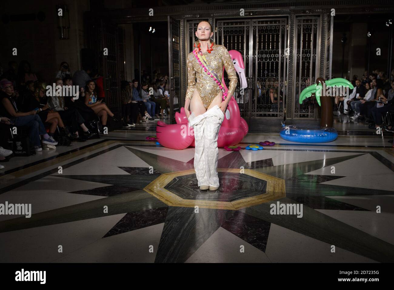 Modelli sulla passerella durante la sfilata Ashley Isham Primavera/Estate 2017 London Fashion Week, tenutasi alla Fashion Scout, Freemason's Hall, Londra. Data immagine: Venerdì 16 settembre 2016. Il credito fotografico dovrebbe essere: Matt Crossick/ EMPICS Entertainment. Foto Stock