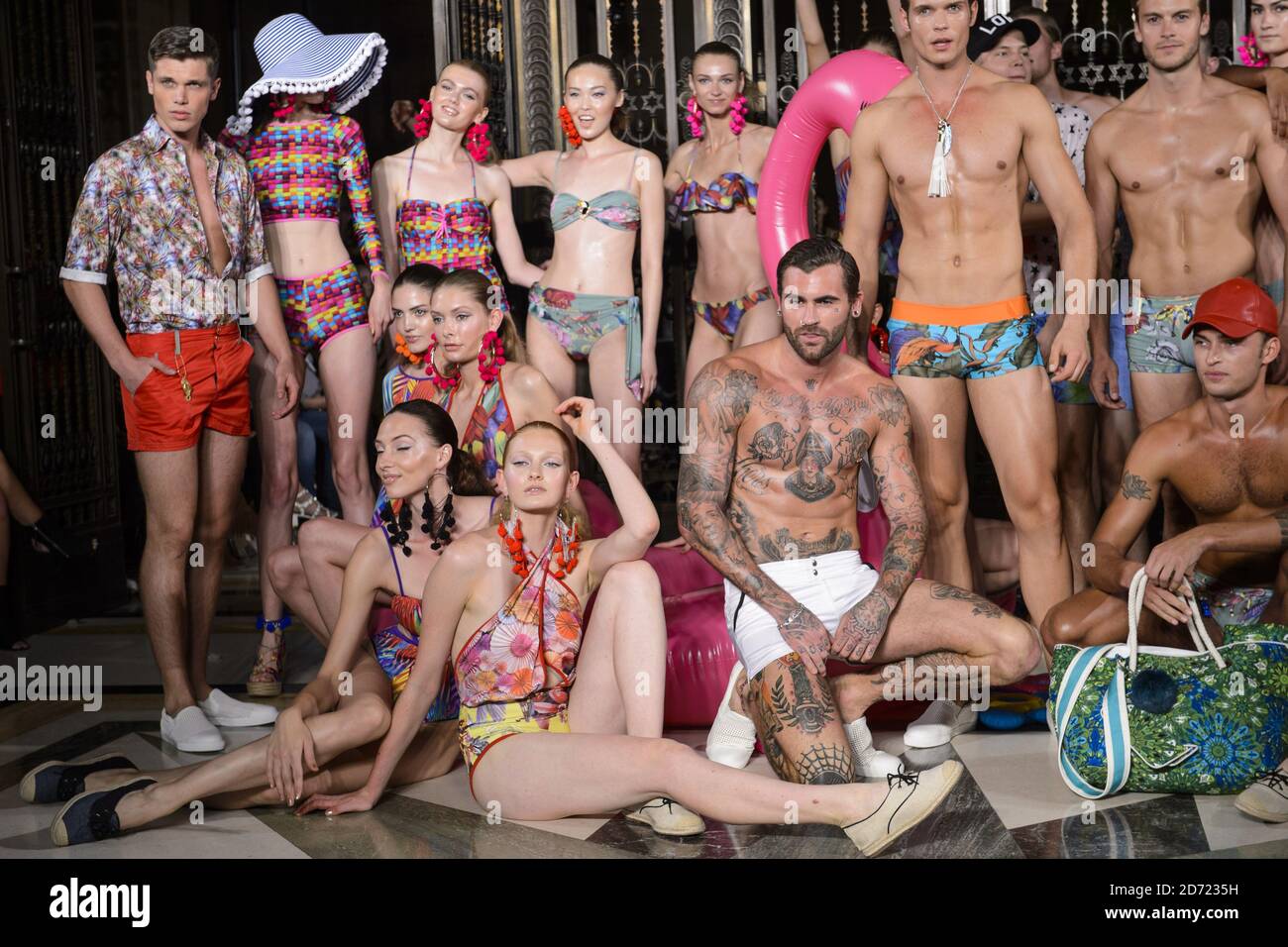 Modelli sulla passerella durante la sfilata Ashley Isham Primavera/Estate 2017 London Fashion Week, tenutasi alla Fashion Scout, Freemason's Hall, Londra. Data immagine: Venerdì 16 settembre 2016. Il credito fotografico dovrebbe essere: Matt Crossick/ EMPICS Entertainment. Foto Stock