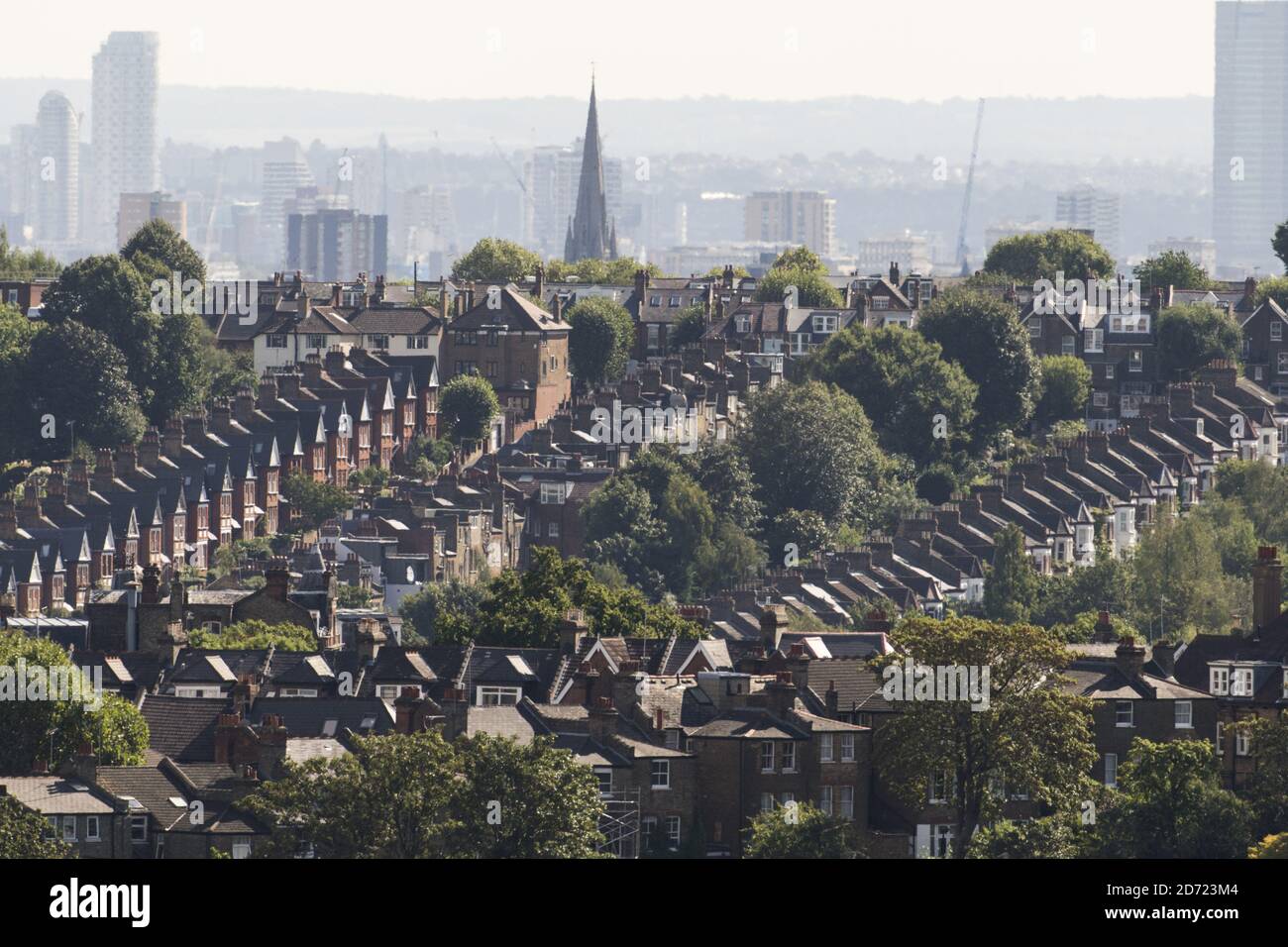 Vista generale delle file di case a Haringey, a nord di Londra. Il 30 settembre segnerà 100 giorni da quando il Regno Unito ha votato per lasciare l'UE, e il conseguente calo di valore nella sterlina ha spinto gli acquirenti stranieri ad acquistare proprietà attraverso il capitale - comprese le aree tradizionalmente più economiche. Foto Stock