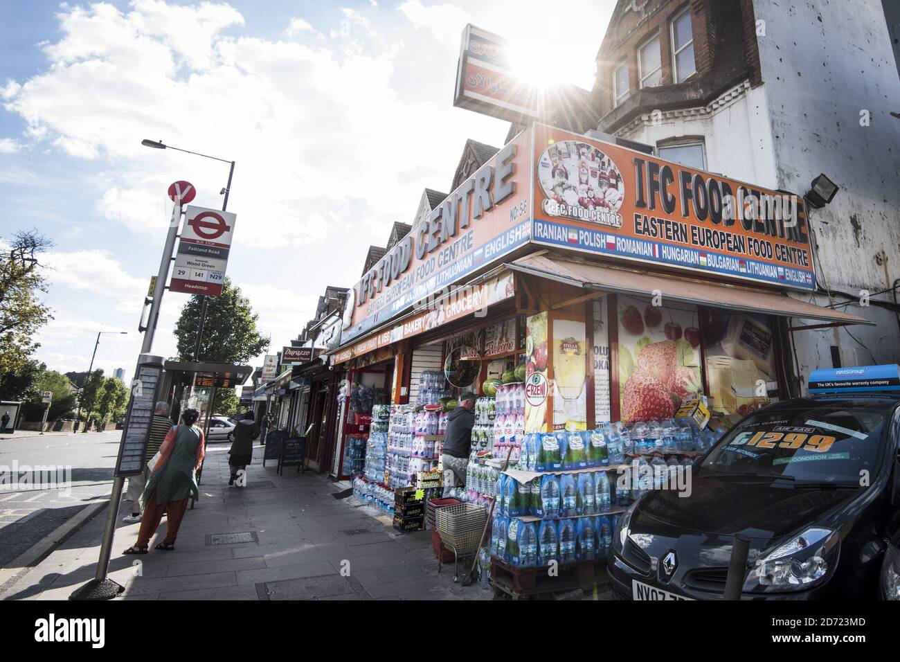 Un supermercato dell'Europa orientale ad Haringey, a nord di Londra. Il 30 settembre segnerà 100 giorni dalla votazione del Regno Unito per lasciare l’UE, durante i quali l’immigrazione dall’Europa orientale, e i crimini di odio anti-immigranti segnalati, sono entrambi aumentati. Foto Stock