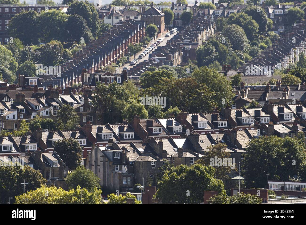 Vista generale delle file di case a Haringey, a nord di Londra. Il 30 settembre segnerà 100 giorni da quando il Regno Unito ha votato per lasciare l'UE, e il conseguente calo di valore nella sterlina ha spinto gli acquirenti stranieri ad acquistare proprietà attraverso il capitale - comprese le aree tradizionalmente più economiche. Foto Stock