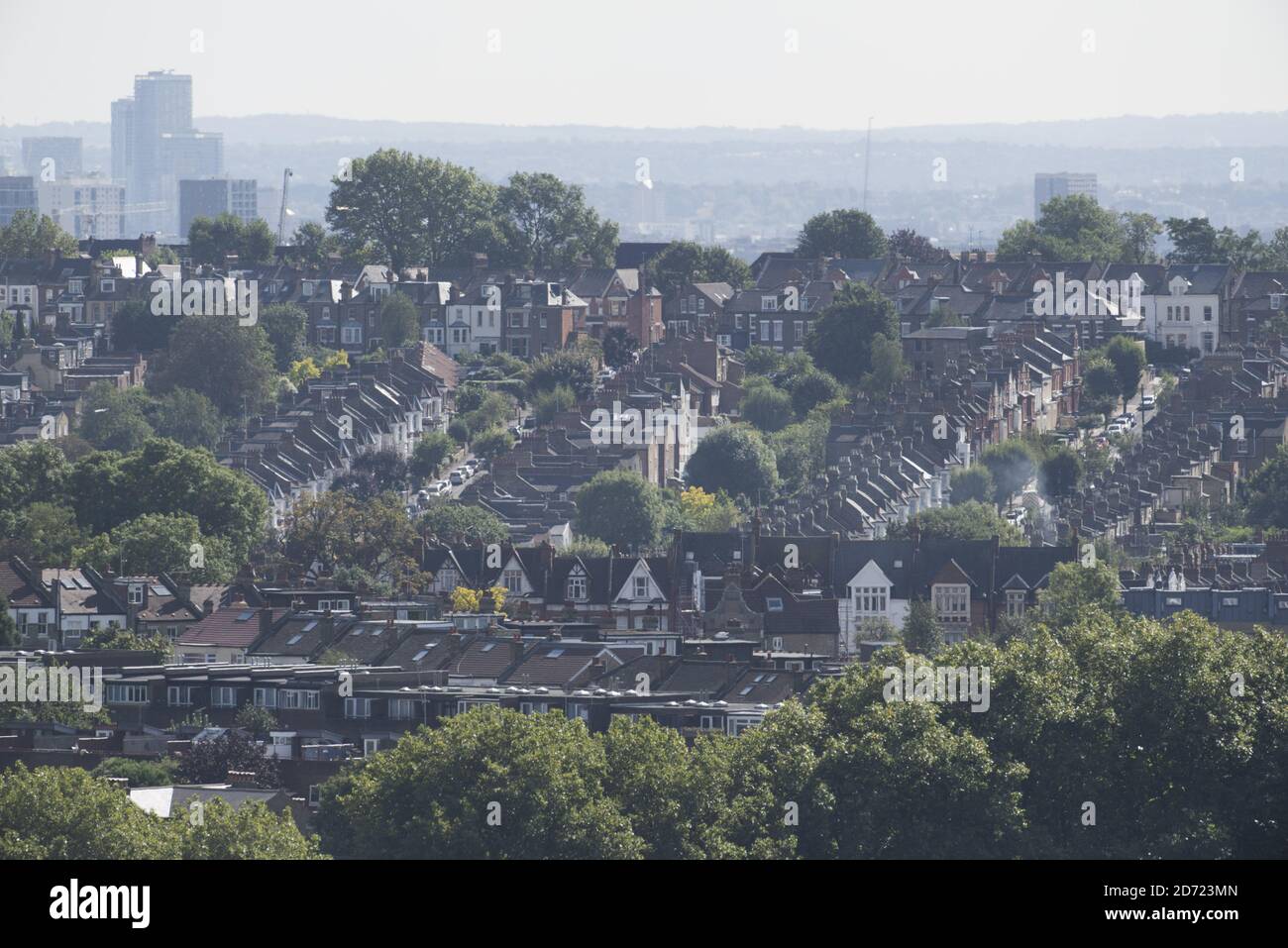 Vista generale delle file di case a Haringey, a nord di Londra. Il 30 settembre segnerà 100 giorni da quando il Regno Unito ha votato per lasciare l'UE, e il conseguente calo di valore nella sterlina ha spinto gli acquirenti stranieri ad acquistare proprietà attraverso il capitale - comprese le aree tradizionalmente più economiche. Foto Stock