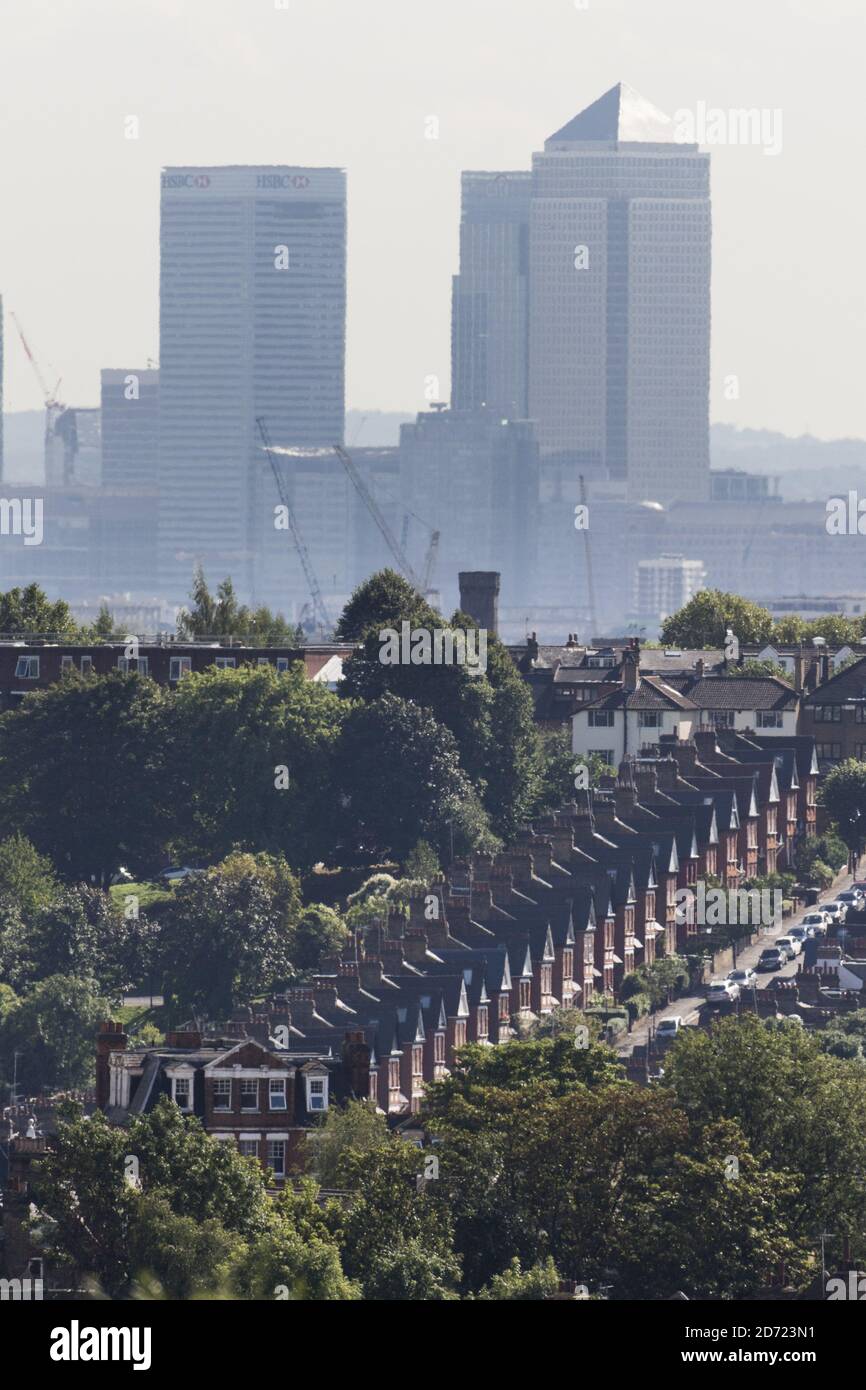 Vista generale delle file di case a Haringey, a nord di Londra, con la banca HSBC e Canary Wharf sullo sfondo. Il 30 settembre segnerà 100 giorni da quando il Regno Unito ha votato per lasciare l'UE, e il conseguente calo di valore nella sterlina ha spinto gli acquirenti stranieri ad acquistare proprietà attraverso il capitale - comprese le aree tradizionalmente più economiche. Foto Stock
