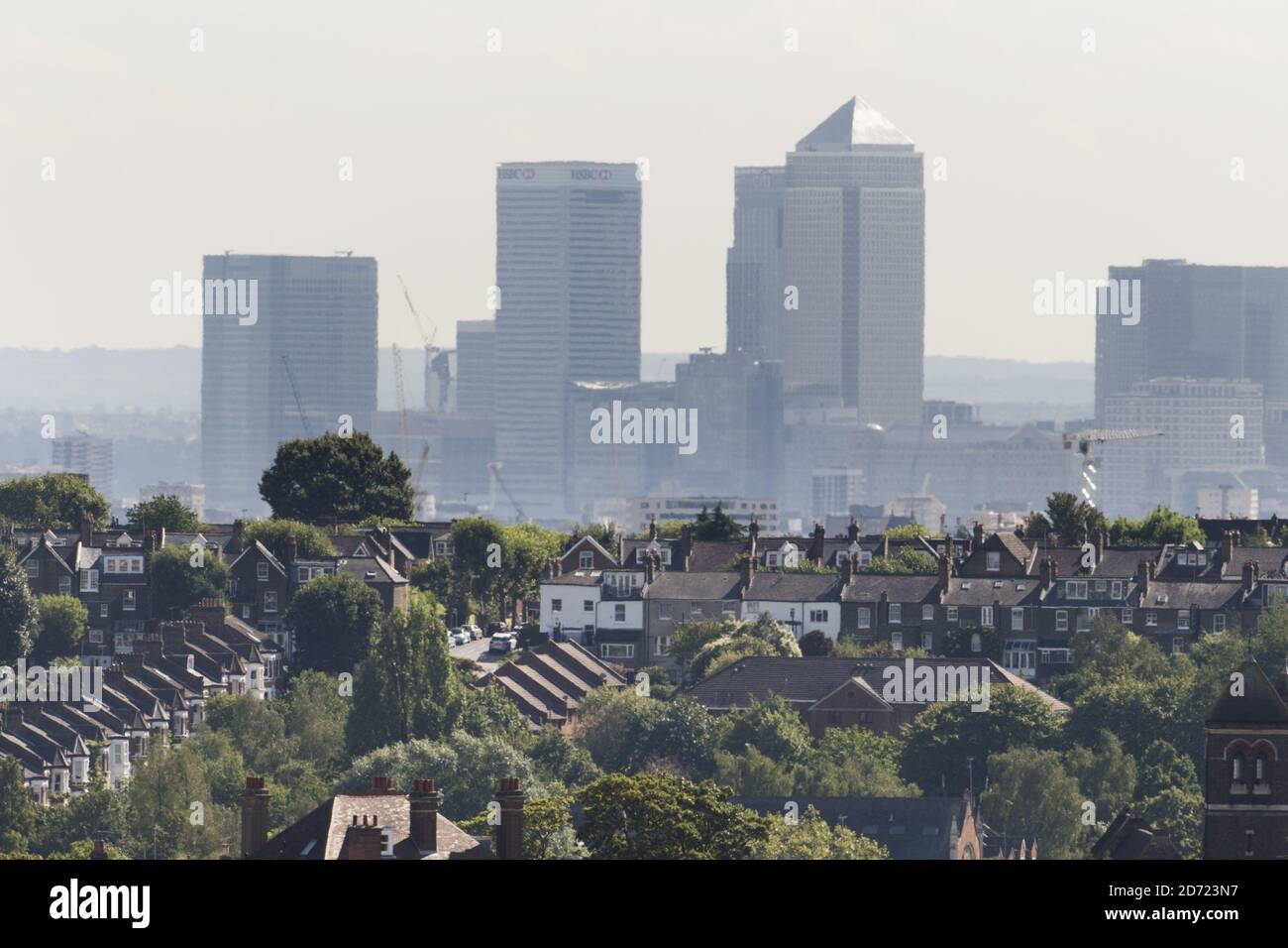 Vista generale delle file di case a Haringey, a nord di Londra, con la banca HSBC e Canary Wharf sullo sfondo. Il 30 settembre segnerà 100 giorni da quando il Regno Unito ha votato per lasciare l'UE, e il conseguente calo di valore nella sterlina ha spinto gli acquirenti stranieri ad acquistare proprietà attraverso il capitale - comprese le aree tradizionalmente più economiche. Foto Stock
