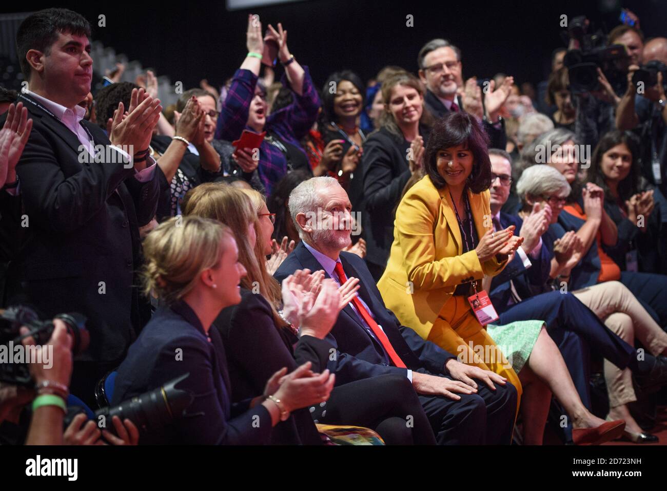 Jeremy Corbyn MP, affiancato dalla moglie Laura Alvarez, è annunciato come il vincitore del concorso di leadership del Partito laburista, in anticipo della Conferenza del Partito laburista, presso il centro ACC di Liverpool. Data immagine: Sabato 24 settembre 2016. Il credito fotografico dovrebbe essere: Matt Crossick/ EMPICS Entertainment. Corbyn è stato rieletto con il 61.8% dei voti. Foto Stock