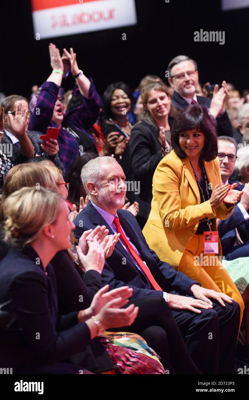 Jeremy Corbyn MP reagisce dopo essere stato annunciato come il vincitore del concorso di leadership del Partito laburista, prima della Conferenza del Partito laburista, presso il centro ACC di Liverpool. Data immagine: Sabato 24 settembre 2016. Il credito fotografico dovrebbe essere: Matt Crossick/ EMPICS Entertainment. Corbyn è stato rieletto con il 61.8% dei voti. Foto Stock