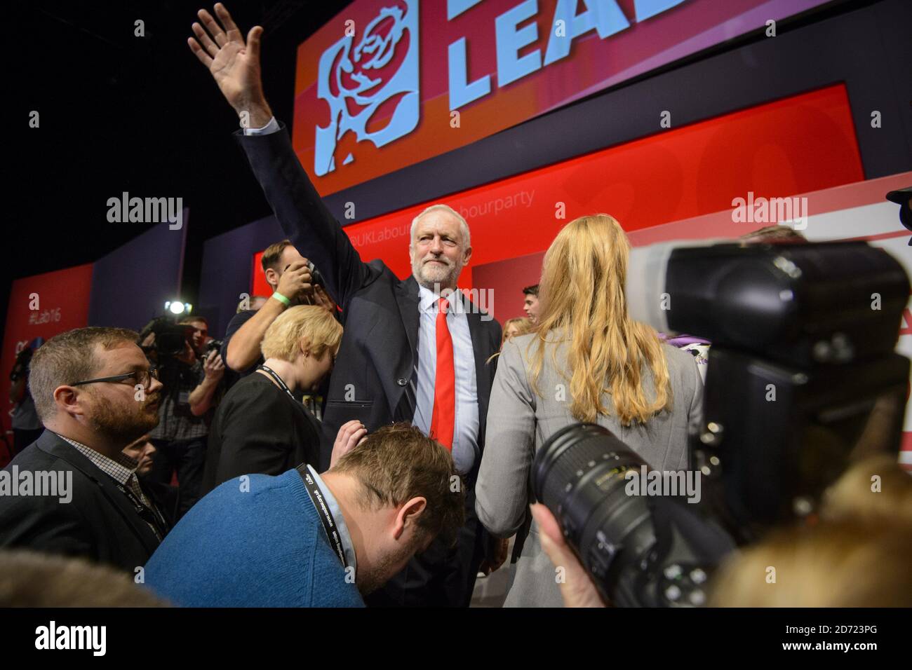 Jeremy Corbyn MP si congratula con i sostenitori dopo essere stato annunciato come vincitore del concorso per la leadership del Partito laburista, prima della Conferenza del Partito laburista, presso il centro ACC di Liverpool. Data immagine: Sabato 24 settembre 2016. Il credito fotografico dovrebbe essere: Matt Crossick/ EMPICS Entertainment. Corbyn è stato rieletto con il 61.8% dei voti. Foto Stock