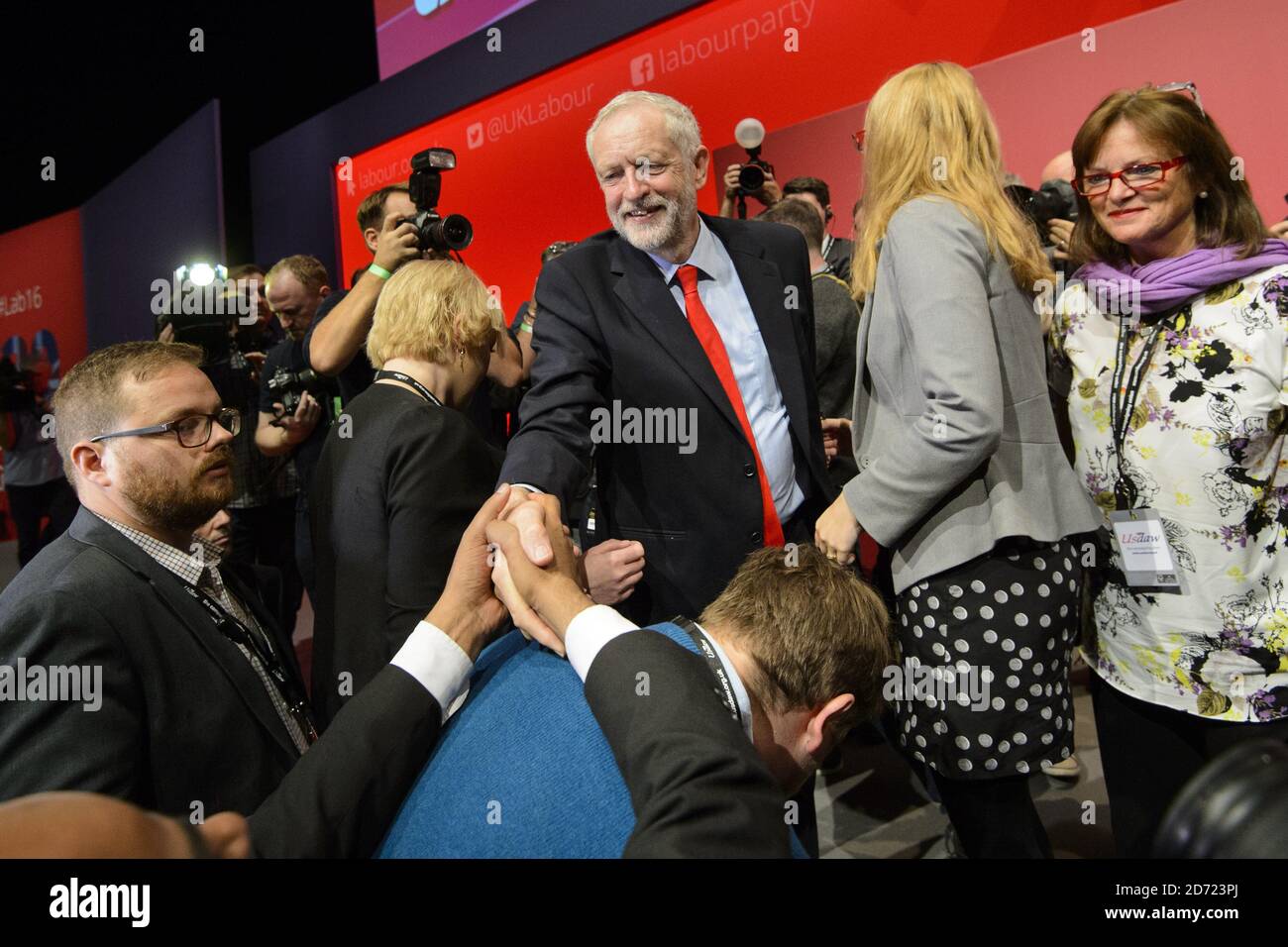 Jeremy Corbyn MP si congratula con i sostenitori dopo essere stato annunciato come vincitore del concorso per la leadership del Partito laburista, prima della Conferenza del Partito laburista, presso il centro ACC di Liverpool. Data immagine: Sabato 24 settembre 2016. Il credito fotografico dovrebbe essere: Matt Crossick/ EMPICS Entertainment. Corbyn è stato rieletto con il 61.8% dei voti. Foto Stock