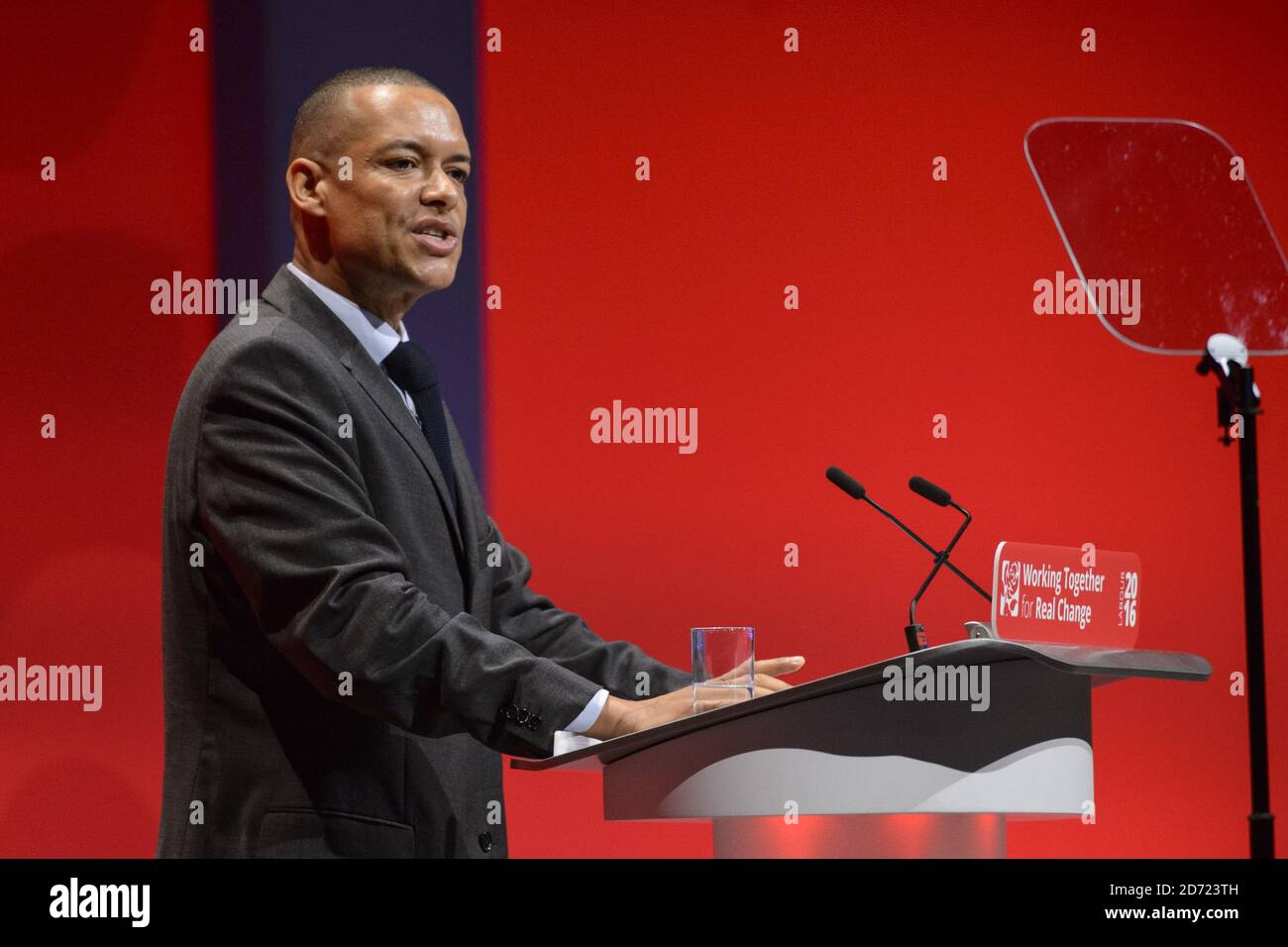 Clive Lewis, Shadow Secretary of state for Defense, parla durante il secondo giorno della conferenza del Partito laburista a Liverpool. Data immagine: Lunedì 26 settembre 2016. Il credito fotografico dovrebbe essere: Matt Crossick/ EMPICS Entertainment. Foto Stock