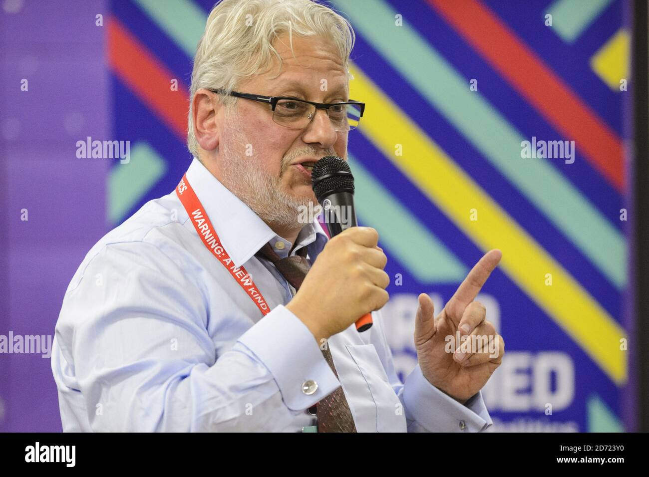 Jon Lansman, presidente di Momentum, parla a 'Building a Progressive maggioranza', una tavola rotonda al World Transformed, presso il centro Black-e di Liverpool. L'evento di 4 giorni, organizzato da Momentum, si terrà a fianco della principale conferenza del Partito laburista. Data immagine: Lunedì 26 settembre 2016. Il credito fotografico dovrebbe essere: Matt Crossick/ EMPICS Entertainment. Foto Stock