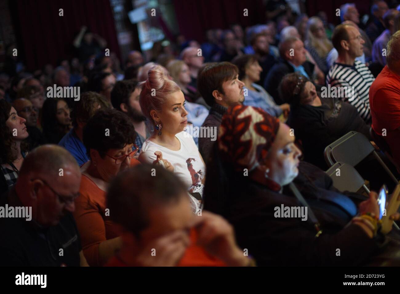 La gente guarda i relatori di "Fight austerity, Fight Racism", una tavola rotonda al World Transformed, presso il centro Black-e di Liverpool. L'evento di 4 giorni, organizzato da Momentum, si terrà a fianco della principale conferenza del Partito laburista. Data immagine: Lunedì 26 settembre 2016. Il credito fotografico dovrebbe essere: Matt Crossick/ EMPICS Entertainment. Foto Stock