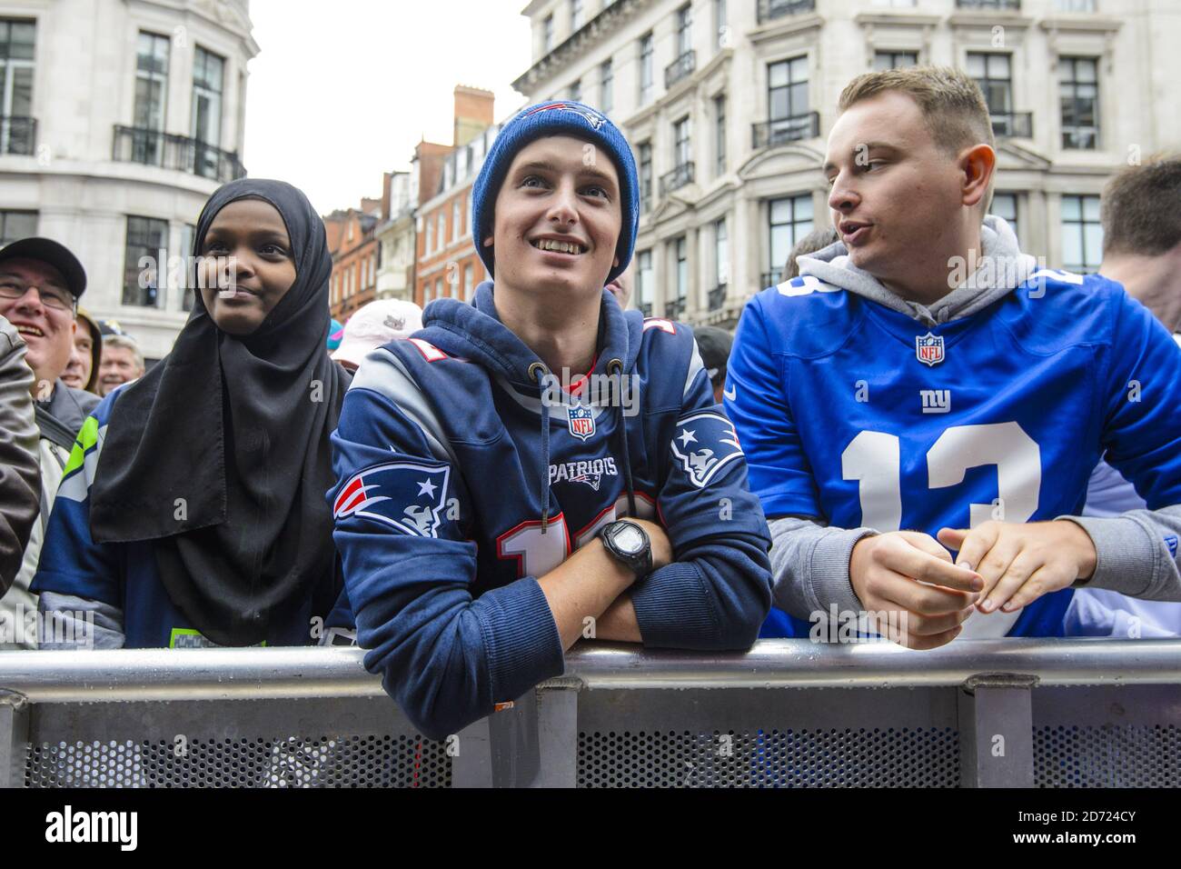 Gli appassionati di calcio americani hanno ritratto durante la NFL su Regent Street, nel centro di Londra. L'evento dei fan ha visto la strada chiusa al traffico, per promuovere la serie internazionale di gioco a Wembley tra i Indianapolis Colts e Jacksonville Jaguar che si svolgono domani. Data immagine: Sabato 1 ottobre 2016. Il credito fotografico dovrebbe essere: Matt Crossick/ EMPICS Entertainment. Foto Stock