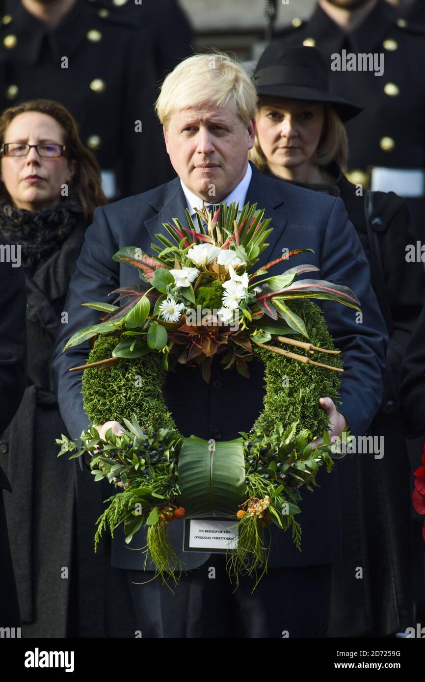 Il Segretario degli Esteri Boris Johnson durante la cerimonia annuale della domenica di memoria al memoriale Cenotaph di Whitehall, nel centro di Londra, ha tenuto un tributo ai membri delle forze armate che sono morti in grandi conflitti. Data immagine: Domenica 13 novembre 2016. Il credito fotografico dovrebbe essere: Matt Crossick/ EMPICS Entertainment. Foto Stock