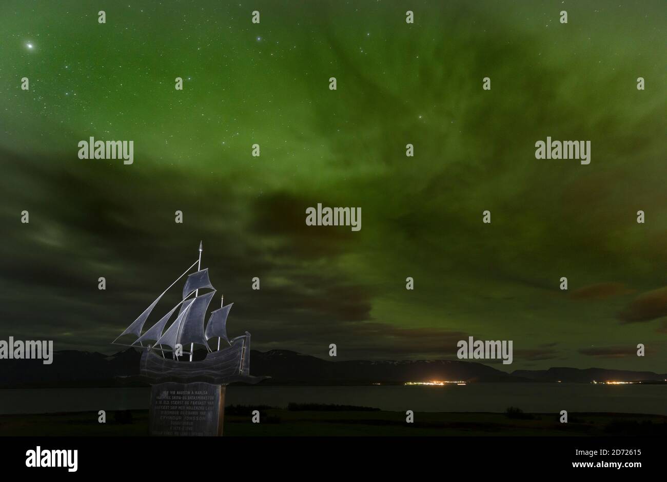 Aurora boreale su Eyjafjoerdur nei pressi di Dalvik in Islanda. Monumento commemorativo del costruttore navale Eyvindur Jonsson, europa, europa settentrionale, islanda, se Foto Stock