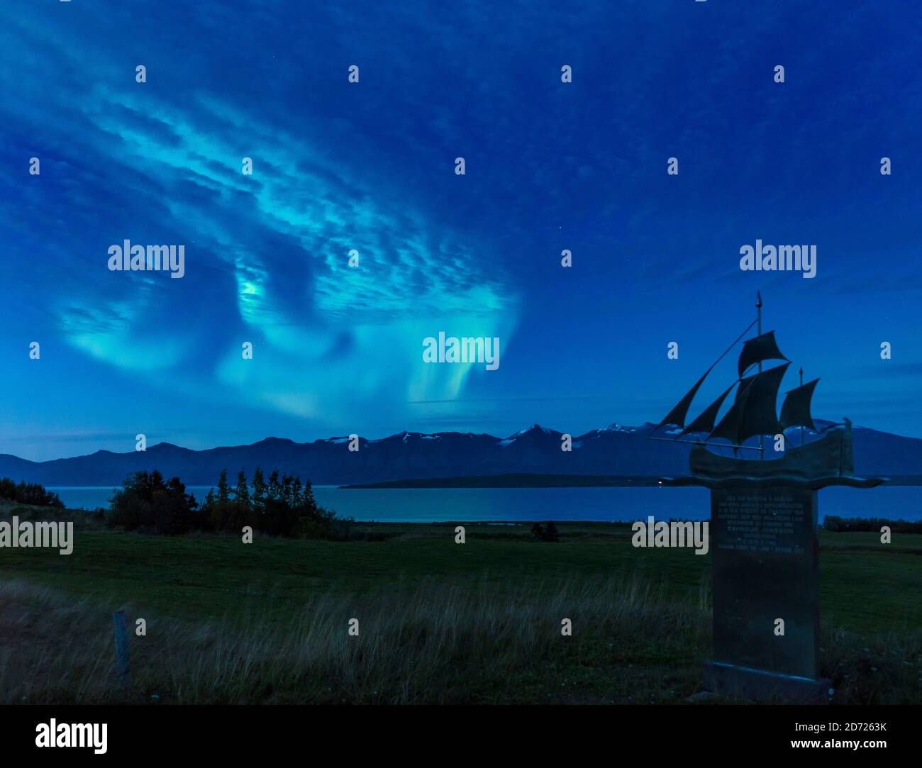 Aurora boreale su Eyjafjoerdur nei pressi di Dalvik in Islanda. Monumento commemorativo del costruttore navale Eyvindur Jonsson, europa, europa settentrionale, islanda, se Foto Stock