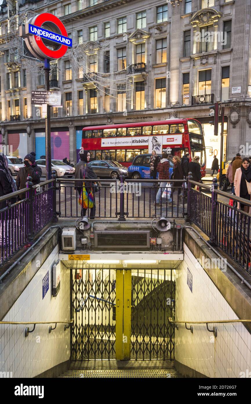 La stazione della metropolitana di Oxford Circus di Londra è chiusa, poiché i lavoratori della metropolitana della capitale hanno continuato uno sciopero di 24 ore, sconfinando i servizi della metropolitana e causando caos ai milioni di passeggeri Foto Stock