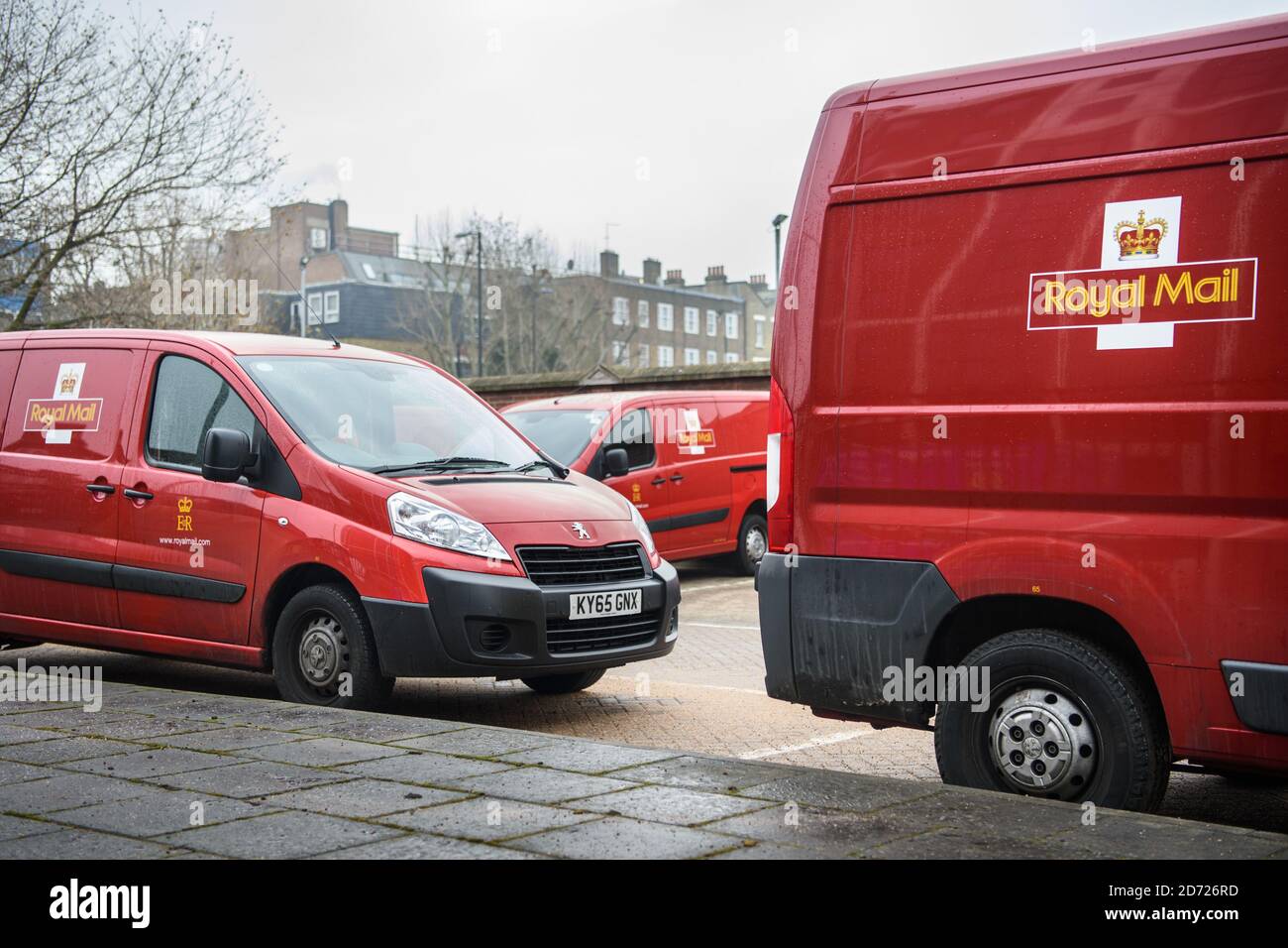 I furgoni per la consegna della Royal Mail fuori dall'ufficio di smistamento Mount Pleasant di Londra. In seguito alla privatizzazione della Royal Mail nel 2014, si prevede di trasferire fino a 60 uffici postali al settore privato, che, insieme a tagli di posti di lavoro e mutamenti pensionistici, ha portato a scioperi da parte dell'Unione della CWU Foto Stock