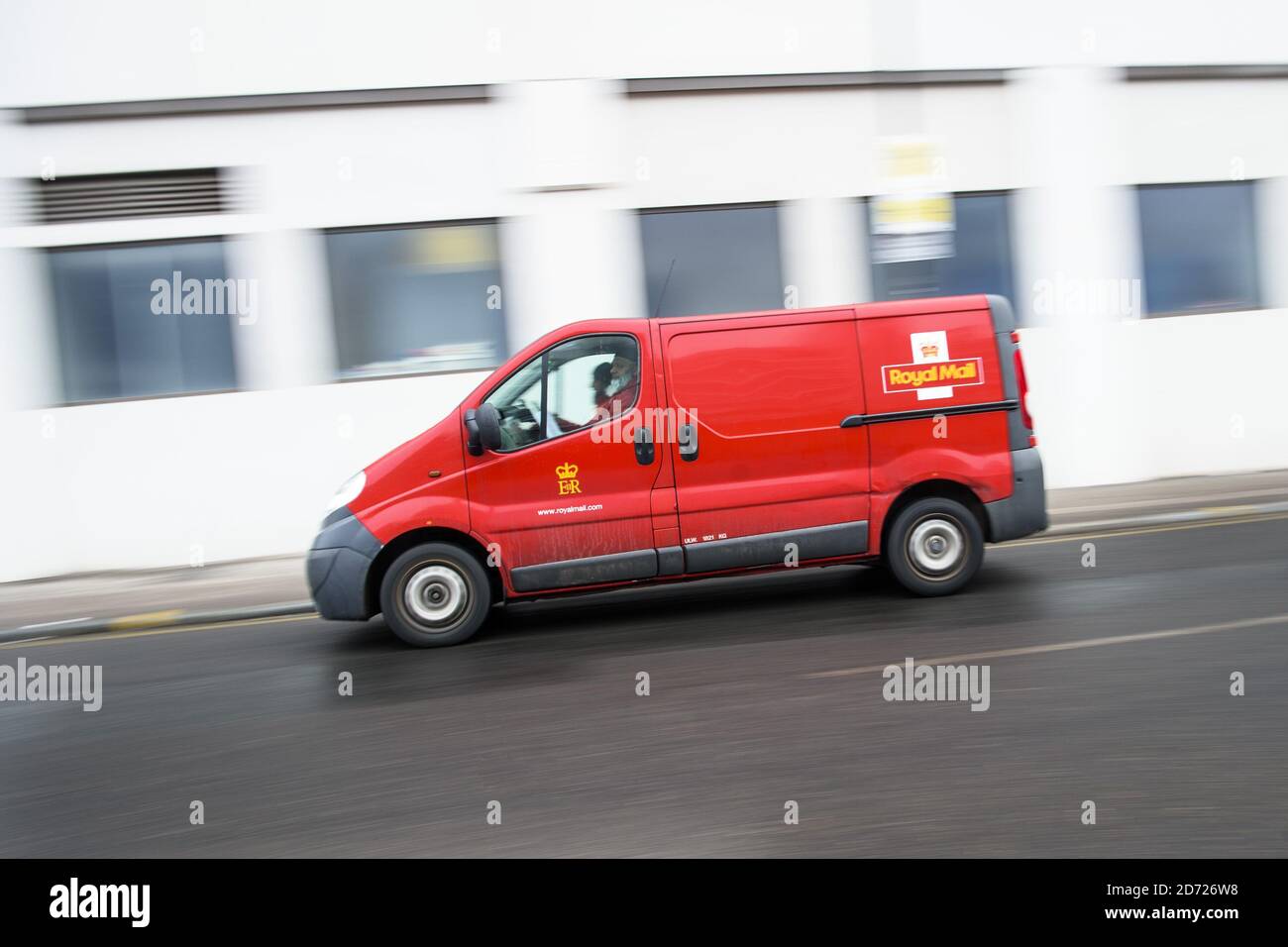 I furgoni per la consegna della Royal Mail fuori dall'ufficio di smistamento Mount Pleasant di Londra. In seguito alla privatizzazione della Royal Mail nel 2014, si prevede di trasferire fino a 60 uffici postali al settore privato, che, insieme a tagli di posti di lavoro e mutamenti pensionistici, ha portato a scioperi da parte dell'Unione della CWU Foto Stock