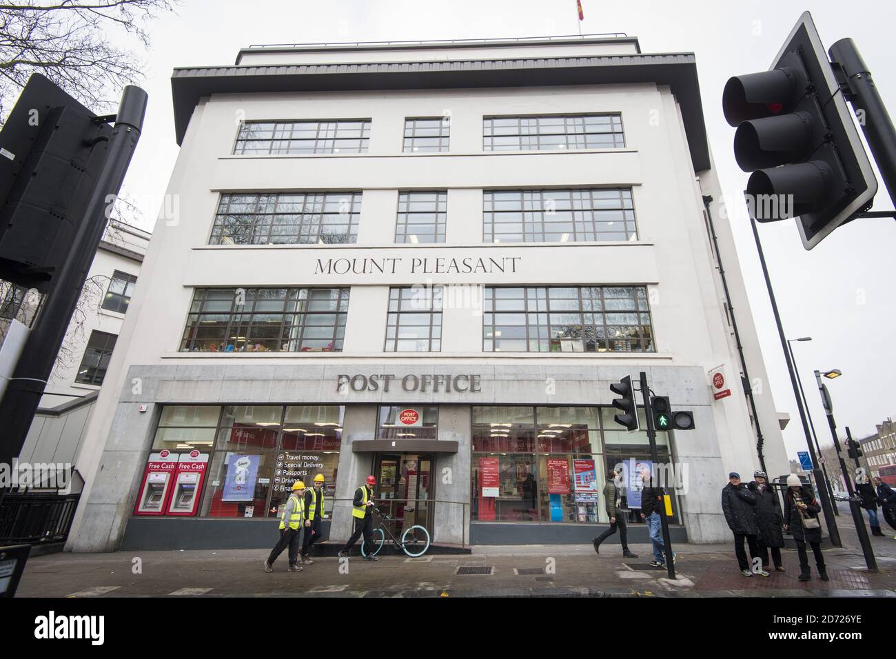 Vista generale dell'ufficio di smistamento di Mount Pleasant a Londra. In seguito alla privatizzazione della Royal Mail nel 2014, si prevede di trasferire fino a 60 uffici postali al settore privato, che, insieme a tagli di posti di lavoro e mutamenti pensionistici, ha portato a scioperi da parte dell'Unione della CWU Foto Stock