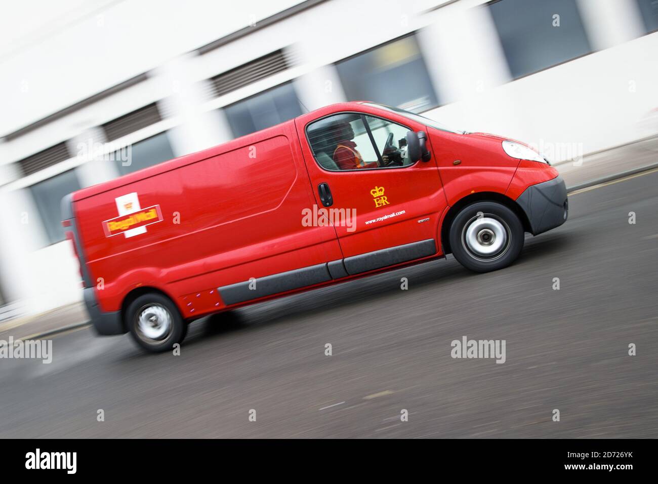 I furgoni per la consegna della Royal Mail fuori dall'ufficio di smistamento Mount Pleasant di Londra. In seguito alla privatizzazione della Royal Mail nel 2014, si prevede di trasferire fino a 60 uffici postali al settore privato, che, insieme a tagli di posti di lavoro e mutamenti pensionistici, ha portato a scioperi da parte dell'Unione della CWU Foto Stock