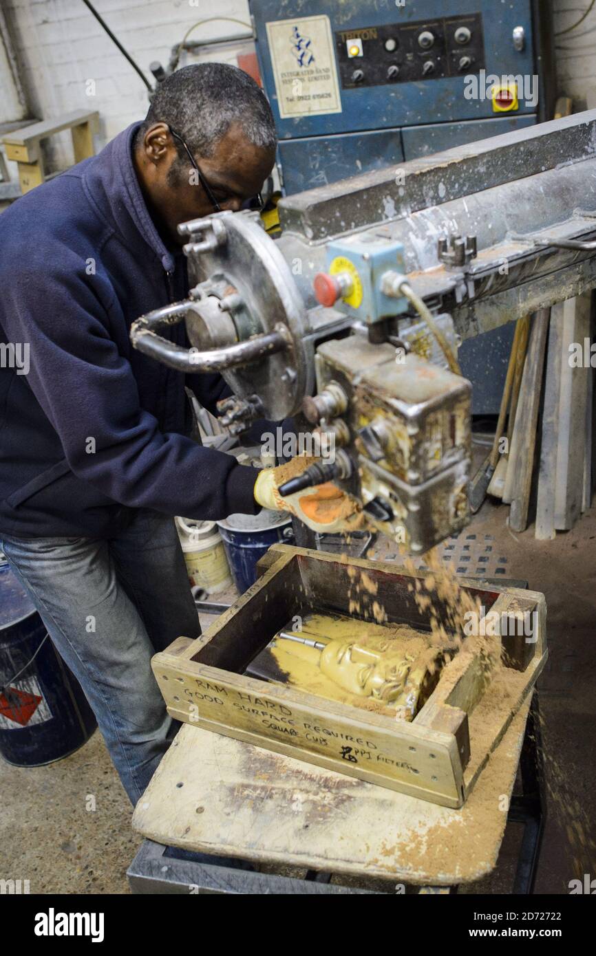 Rupert Francis prepara i cast durante la realizzazione dei premi BAFTA, in una fonderia a West Drayton, Middlesex, prima della cerimonia di premiazione di febbraio. Progettato dallo scultore statunitense Mitzi Cunliffe, New Pro Foundries ha realizzato i calchi in bronzo sin dalla creazione della cerimonia nel 1976. Data immagine: Martedì 31 gennaio 2016. Il credito fotografico dovrebbe essere: Matt Crossick/ EMPICS Entertainment. Foto Stock