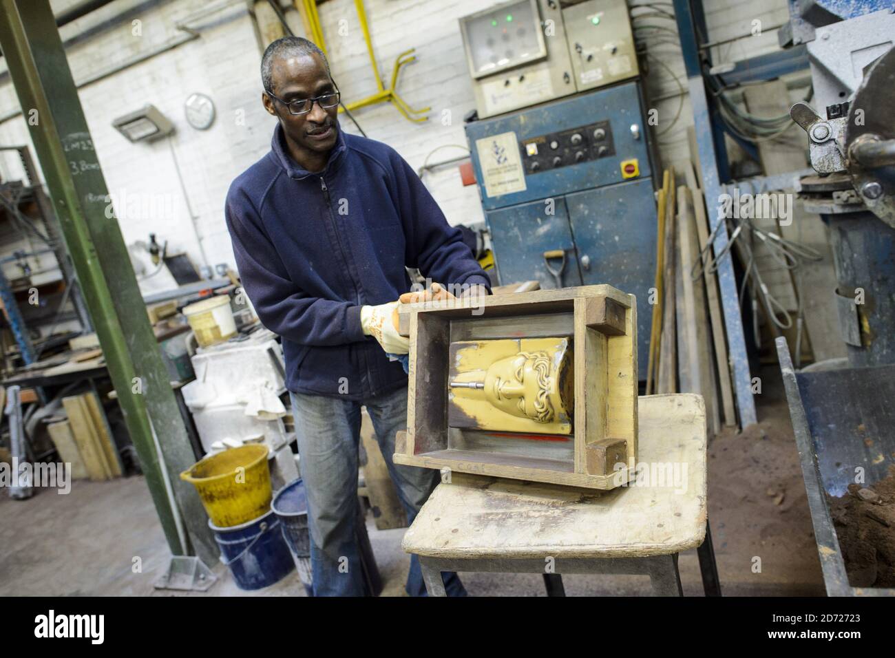 Rupert Francis prepara i cast durante la realizzazione dei premi BAFTA, in una fonderia a West Drayton, Middlesex, prima della cerimonia di premiazione di febbraio. Progettato dallo scultore statunitense Mitzi Cunliffe, New Pro Foundries ha realizzato i calchi in bronzo sin dalla creazione della cerimonia nel 1976. Data immagine: Martedì 31 gennaio 2016. Il credito fotografico dovrebbe essere: Matt Crossick/ EMPICS Entertainment. Foto Stock