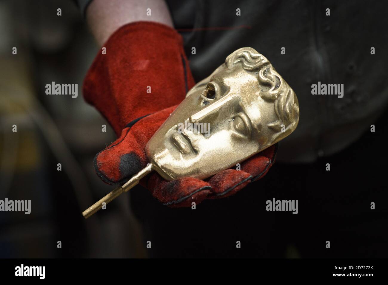 Anthony Phillips Sands and polishes Masks durante la realizzazione dei premi BAFTA, in una fonderia a West Drayton, Middlesex, in vista della cerimonia di premiazione di febbraio. Progettato dallo scultore statunitense Mitzi Cunliffe, New Pro Foundries ha realizzato i calchi in bronzo sin dalla creazione della cerimonia nel 1976. Data immagine: Martedì 31 gennaio 2016. Il credito fotografico dovrebbe essere: Matt Crossick/ EMPICS Entertainment. Foto Stock