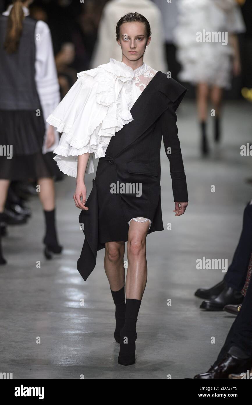 Modelli sulla passerella durante lo spettacolo Burberry Autunno/Inverno 2017 London Fashion Week a Manette Street, Londra. Data immagine: Lunedì 20 febbraio 2017. Il credito fotografico dovrebbe essere: Matt Crossick/ EMPICS Entertainment. Foto Stock