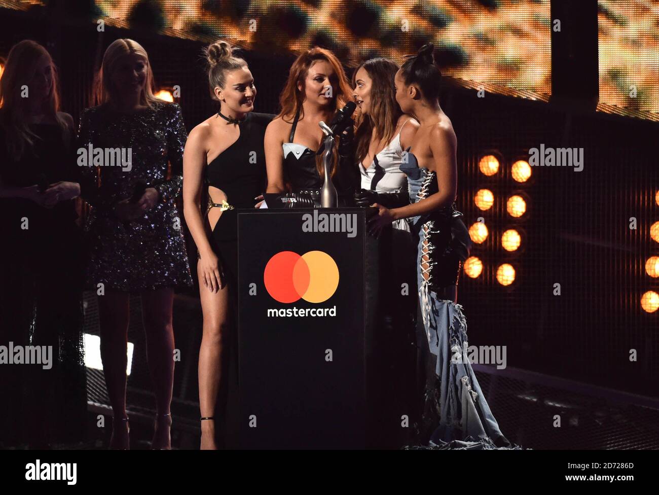 Little Mix's Perrie Edwards, Jesy Nelson, Leigh-Anne Pinnock e Jade Thirlwall con il premio come miglior singolo britannico sul palco ai BRIT Awards 2017, che si è tenuto presso la O2 Arena, a Londra. Foto data martedì 22 febbraio 2017. Il credito immagine dovrebbe essere Matt Crossick/ EMPICS Entertainment. Solo per uso editoriale - Nessun materiale promozionale. Foto Stock