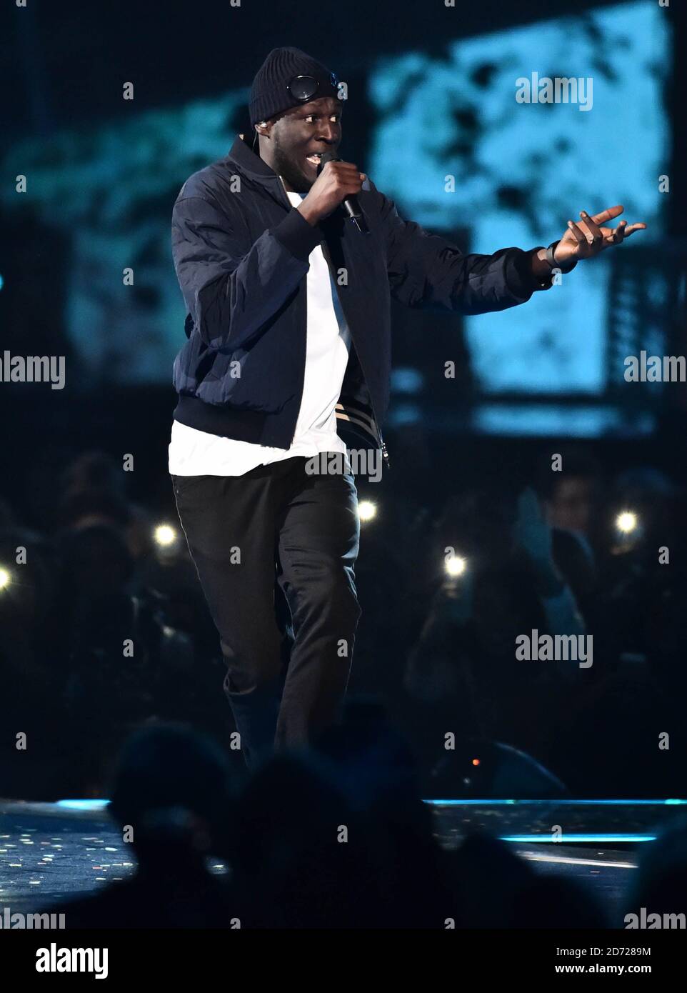 Ed Sheeran con Stormzy in scena al BRIT Awards 2017, tenuto presso la O2 Arena, a Londra. Foto data martedì 22 febbraio 2017. Il credito immagine dovrebbe essere Matt Crossick/ EMPICS Entertainment. Solo per uso editoriale - Nessun materiale promozionale. Foto Stock