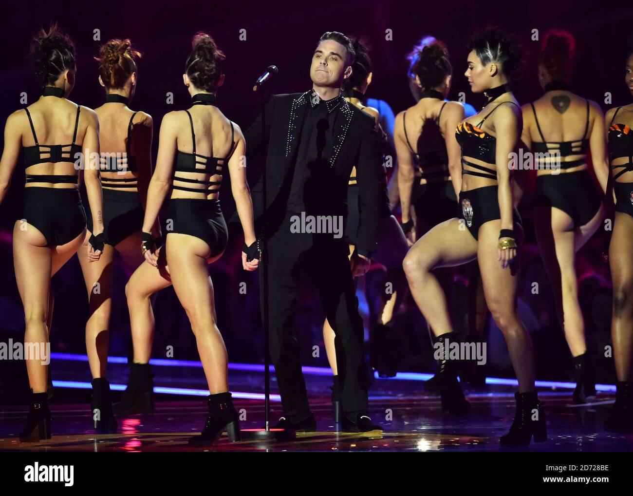 Robbie Williams in scena al BRIT Awards 2017, tenuto presso la O2 Arena, a Londra. Foto data martedì 22 febbraio 2017. Il credito immagine dovrebbe essere Matt Crossick/ EMPICS Entertainment. Solo per uso editoriale - Nessun materiale promozionale. Foto Stock