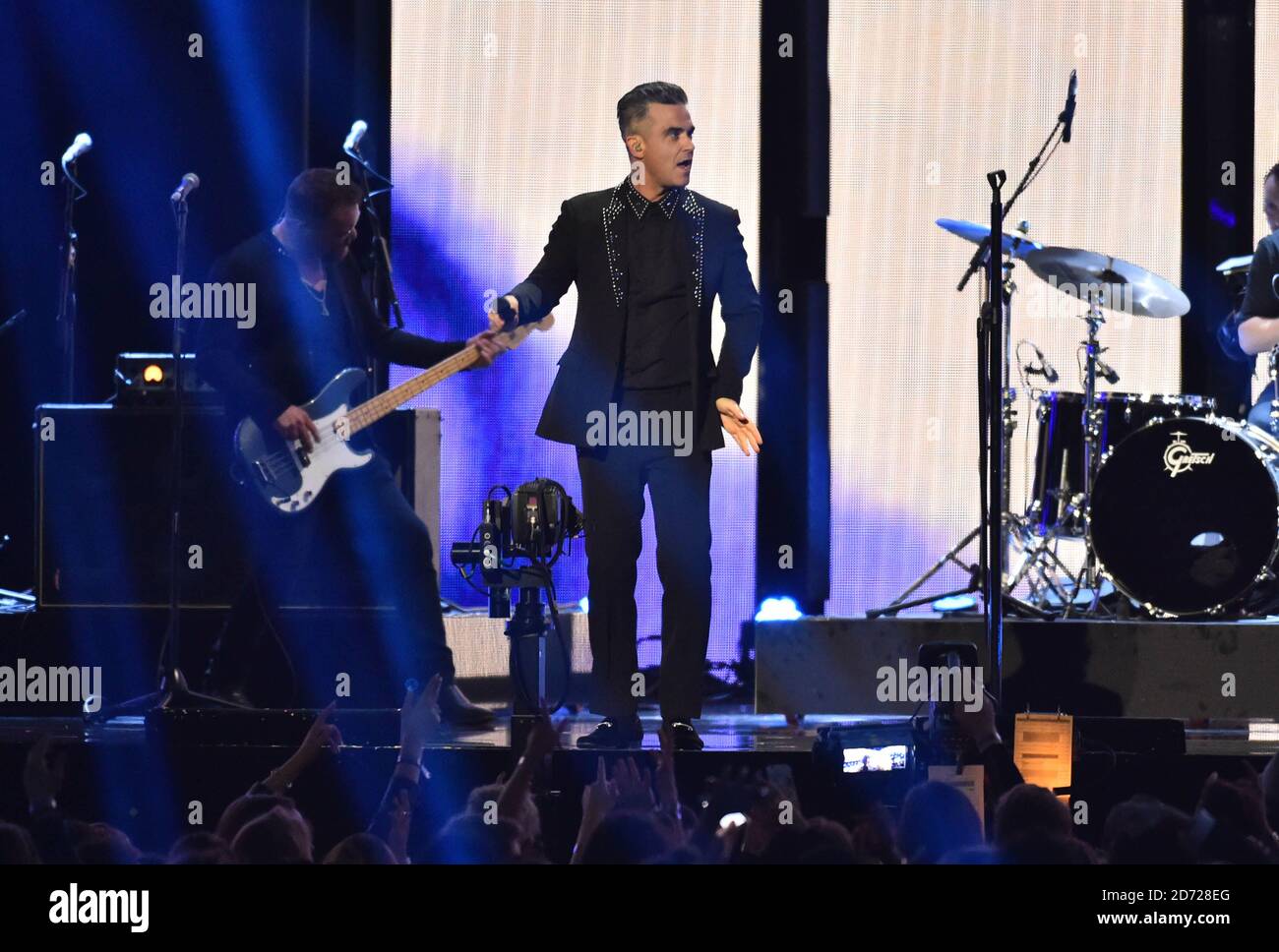 Robbie Williams in scena al BRIT Awards 2017, tenuto presso la O2 Arena, a Londra. Foto data martedì 22 febbraio 2017. Il credito immagine dovrebbe essere Matt Crossick/ EMPICS Entertainment. Solo per uso editoriale - Nessun materiale promozionale. Foto Stock