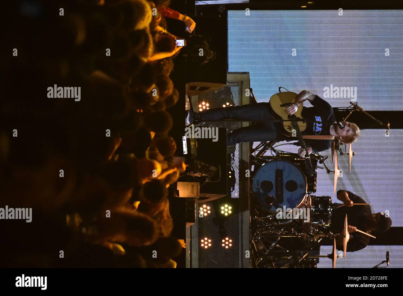 Ed Sheeran con Stormzy in scena al BRIT Awards 2017, tenuto presso la O2 Arena, a Londra. Foto data martedì 22 febbraio 2017. Il credito immagine dovrebbe essere Matt Crossick/ EMPICS Entertainment. Solo per uso editoriale - Nessun materiale promozionale. Foto Stock