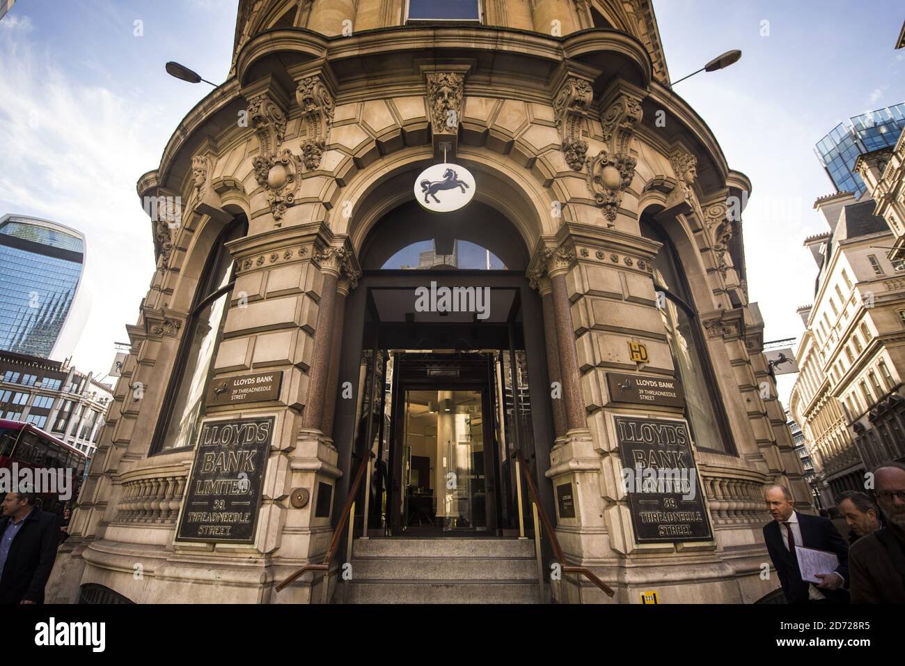 Vista generale di una filiale della Lloyds Bank nella città di Londra. Lloyds è attualmente il decimo marchio britannico più prezioso, secondo la directory di analisti Brand Finance. Data immagine: Giovedì 9 marzo 2017. Il credito fotografico dovrebbe essere: Matt Crossick/ EMPICS Entertainment. Foto Stock