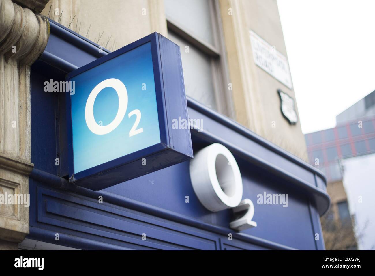 Vista generale di un negozio di telefoni cellulari O2 a Islington, Londra. O2 è attualmente il 9 ° marchio britannico più prezioso, secondo gli analisti Brand Finance's directory. Data immagine: Venerdì 10 marzo 2017. Il credito fotografico dovrebbe essere: Matt Crossick/ EMPICS Entertainment. Foto Stock