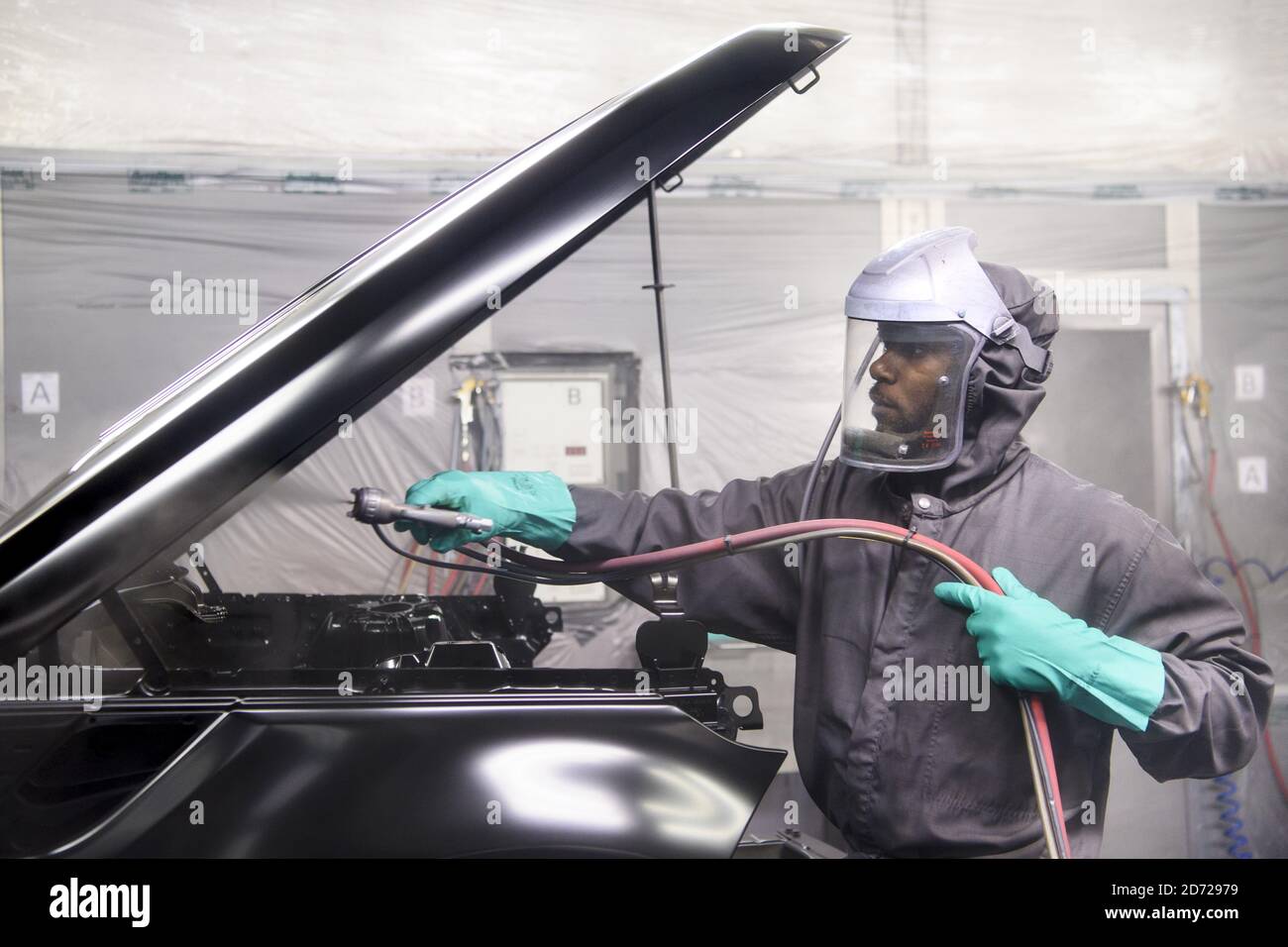 Le auto sono verniciate a spruzzo nel Paint Shop, parte dello stabilimento di produzione avanzata di Jaguar Land Rover a Solihull, Birmingham. Data immagine: Mercoledì 15 marzo 2017. Il credito fotografico dovrebbe essere: Matt Crossick/ EMPICS. Il negozio di vernici utilizza 26 km di trasportatori e una miscela di verniciatura a mano e robot automatizzati verniciano ogni carrozzeria di un'auto per un periodo di 10 ore. Foto Stock