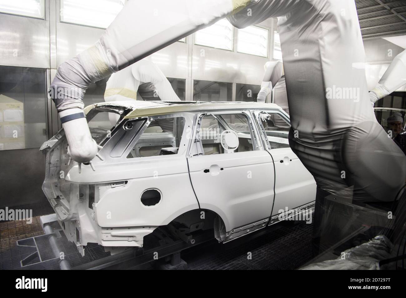 Le auto sono verniciate a spruzzo nel Paint Shop, parte dello stabilimento di produzione avanzata di Jaguar Land Rover a Solihull, Birmingham. Data immagine: Mercoledì 15 marzo 2017. Il credito fotografico dovrebbe essere: Matt Crossick/ EMPICS. Il negozio di vernici utilizza 26 km di trasportatori e una miscela di verniciatura a mano e robot automatizzati verniciano ogni carrozzeria di un'auto per un periodo di 10 ore. Foto Stock