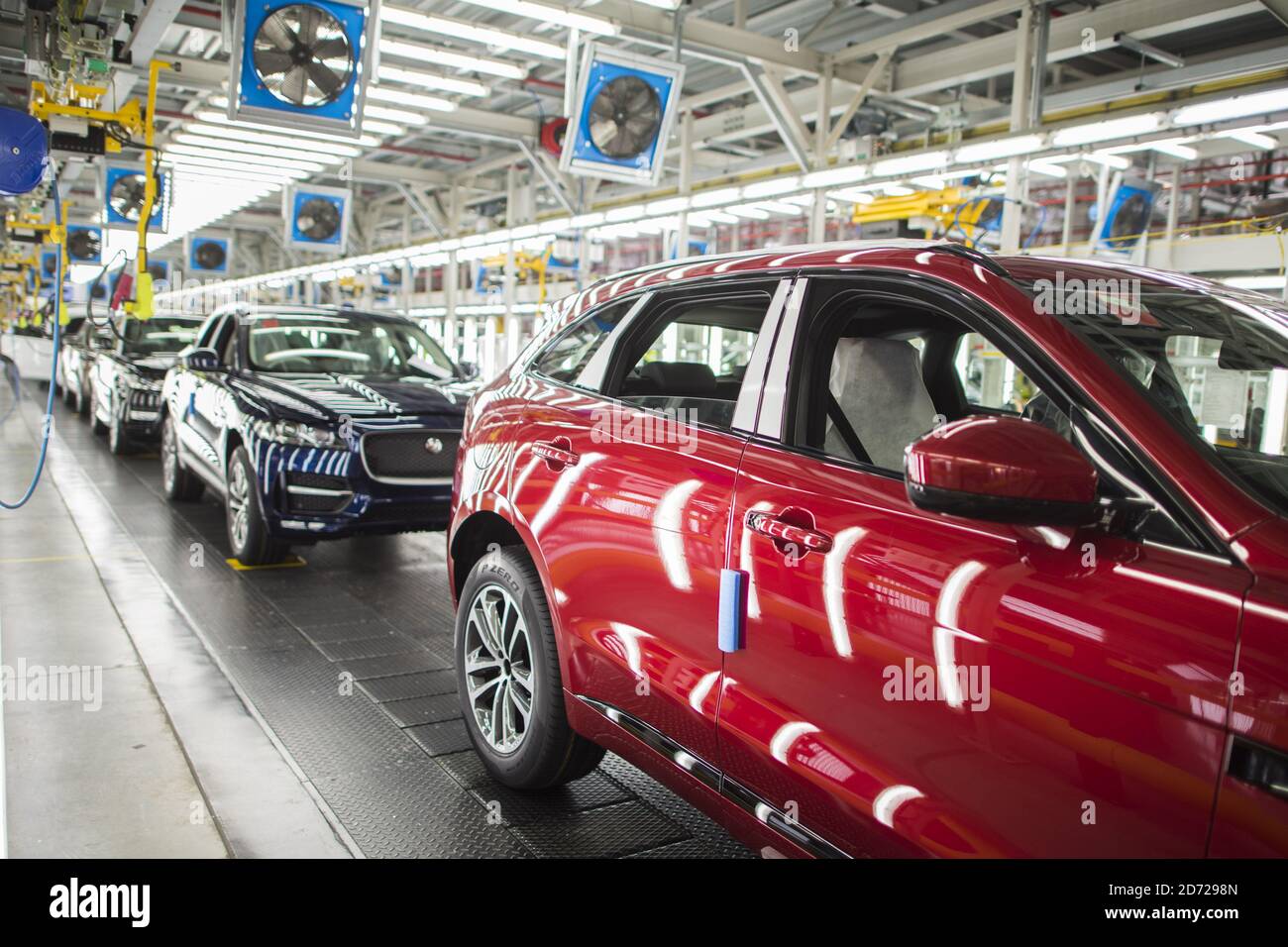 Le vetture finite vengono ispezionate presso lo stabilimento di produzione avanzata di Jaguar Land Rover a Solihull, Birmingham. Data immagine: Mercoledì 15 marzo 2017. Il credito fotografico dovrebbe essere: Matt Crossick/ EMPICS. Lo stabilimento di assemblaggio finale ha una dimensione di 12 campi da calcio e vede l'assemblaggio finale delle vetture Range Rover Sport, Range Rover Velar e Jaguar F-pace. Jaguar Land Rover esporta il 80% delle vetture prodotte nel Regno Unito, in oltre 136 mercati in tutto il mondo. Foto Stock