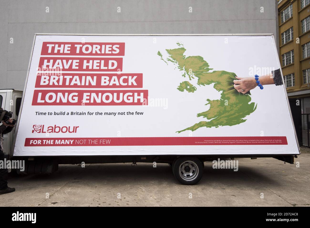 Vista generale al lancio di un poster della campagna del Partito laburista, sulla South Bank, nel centro di Londra. Data immagine: Giovedì 11 maggio 2017. Il credito fotografico dovrebbe essere: Matt Crossick/ EMPICS Entertainment. Foto Stock