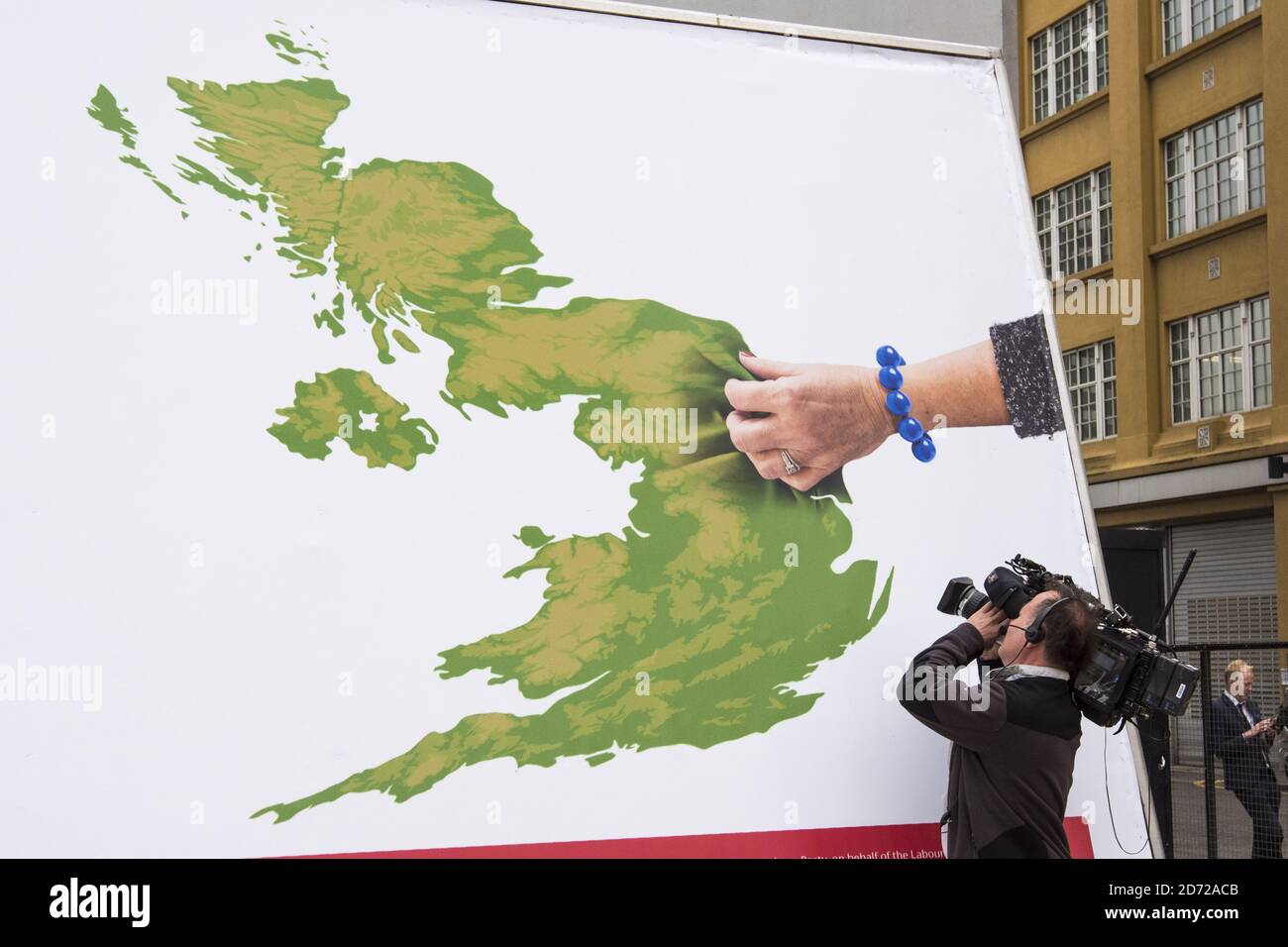 Vista generale al lancio di un poster della campagna del Partito laburista, sulla South Bank, nel centro di Londra. Data immagine: Giovedì 11 maggio 2017. Il credito fotografico dovrebbe essere: Matt Crossick/ EMPICS Entertainment. Foto Stock