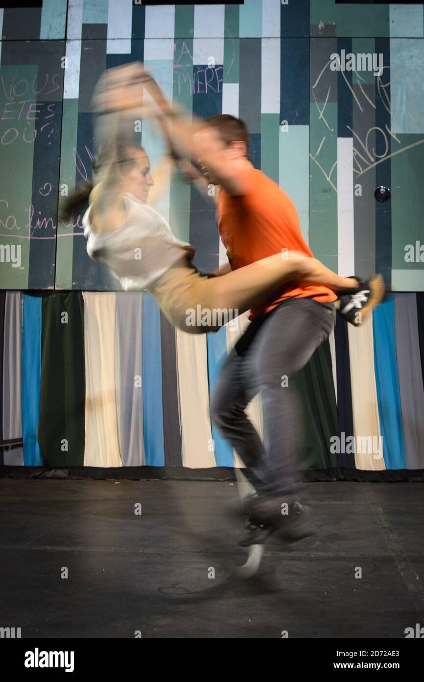 Gli artisti di Flip Fabrique eseguiranno scene di Attraape Moi, (Catch Me), presso l'Udderbelly nel centro di Londra. Lo spettacolo si svolge dal 17 maggio al 9 luglio 2017. Data immagine: Lunedì 15 maggio 2017. Il credito fotografico dovrebbe essere: Matt Crossick/ EMPICS Entertainment. Foto Stock