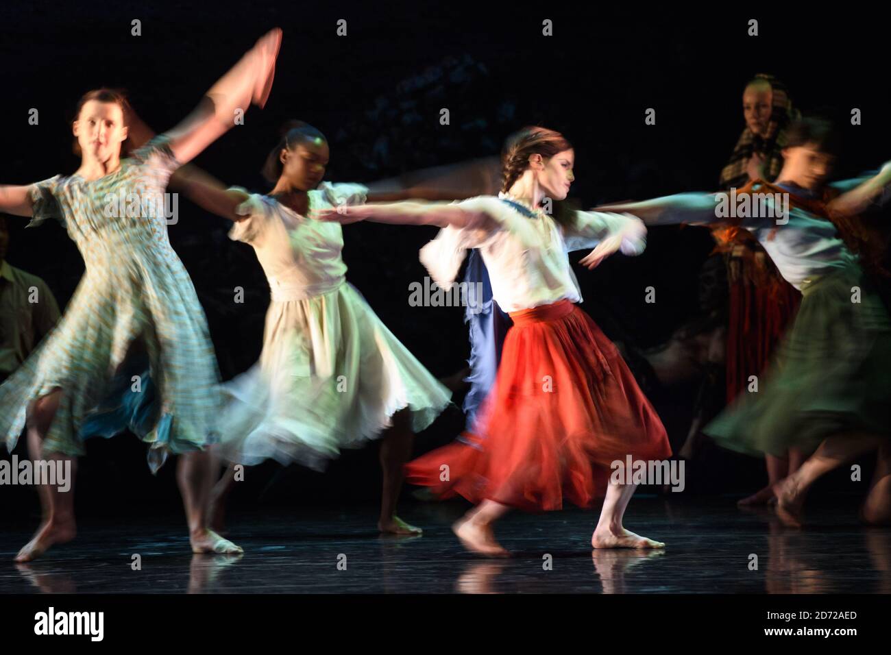 Gli artisti di Rambert suonano scene di Danze fantasma di Christopher Bruce, al Sadler's Wells Theatre di Londra. Data immagine: Martedì 16 maggio 2017. Il credito fotografico dovrebbe essere: Matt Crossick/ EMPICS Entertainment. Foto Stock