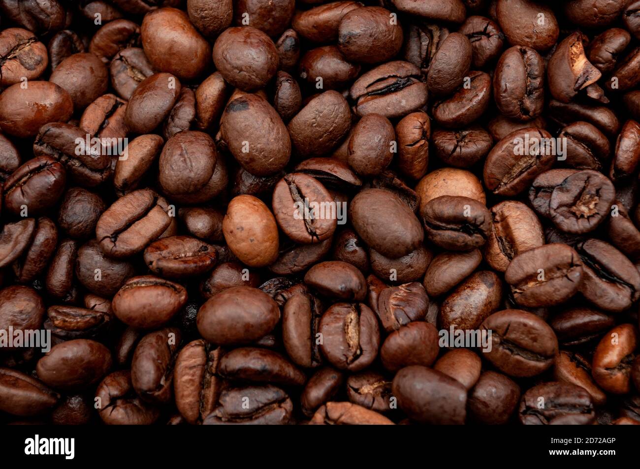 Energy stimulant e Smooth java Concept con foto full frame di sfondi di caffè in grani impilati Foto Stock