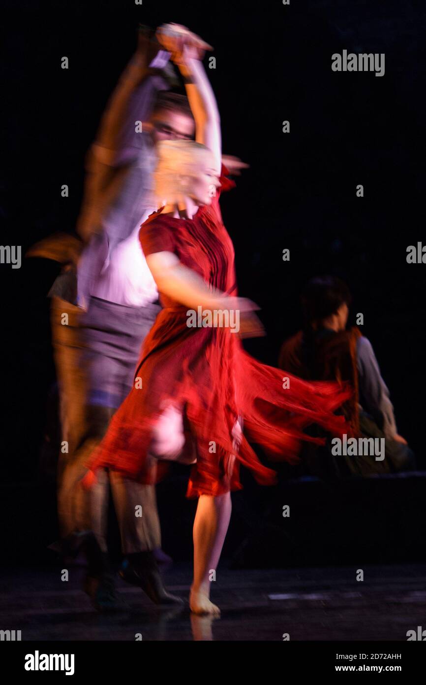 Gli artisti di Rambert suonano scene di Danze fantasma di Christopher Bruce, al Sadler's Wells Theatre di Londra. Data immagine: Martedì 16 maggio 2017. Il credito fotografico dovrebbe essere: Matt Crossick/ EMPICS Entertainment. Foto Stock