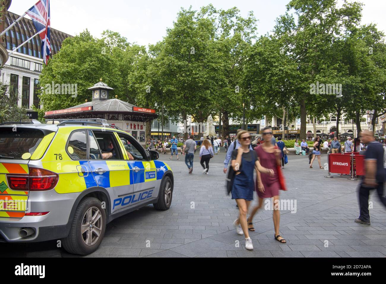 Una maggiore presenza della polizia a Leicester Square, nel centro di Londra, quando il livello di minaccia terroristica è stato portato a "critico" dopo il bombardamento di Manchester. Data immagine: Mercoledì 24 maggio 2017. Il credito fotografico dovrebbe essere: Matt Crossick/ EMPICS Entertainment. Foto Stock