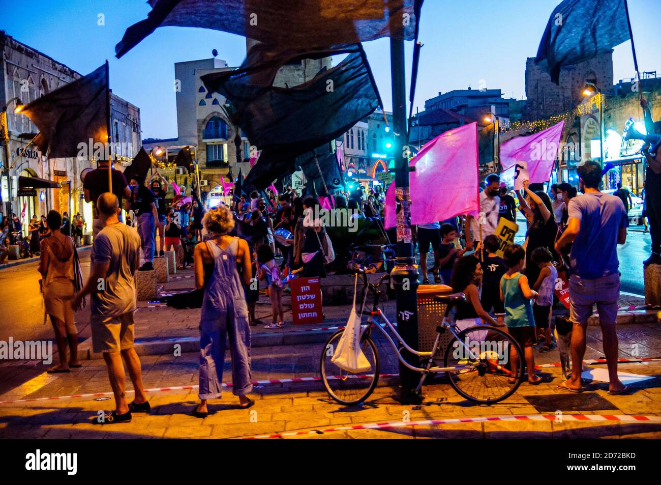 In un inutile tentativo di fermare le crescenti proteste contro l'illegalità di un primo ministro che si trova di fronte a 3 accuse di corruzione e corruzione e al suo governo e ministri gonfi e corrotti, il primo ministro israeliano Benjamin (Bibi) Netanyahu, ha imposto un blocco a livello nazionale [non necessario] che limita la mobilità a 1000 metri dalla residenza. Questo blocco ha avuto l'effetto opposto come centinaia di piccole dimostrazioni sono scoppiate in ogni giunzione principale e su ogni ponte e cavalcavia e praticamente ogni piazza della città. La polizia israeliana, come ordinato, sta facendo del suo meglio per prevenire questi de Foto Stock