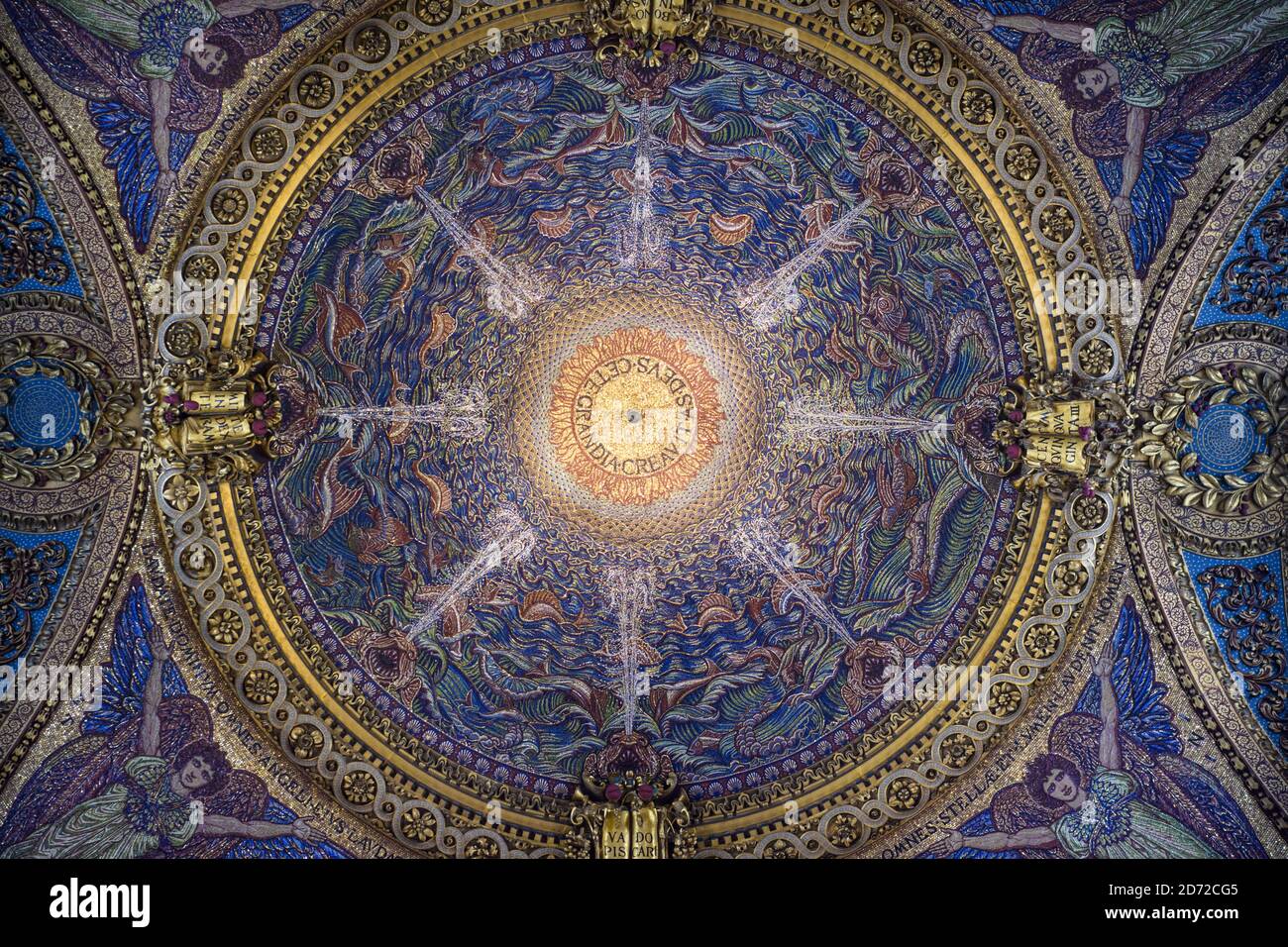Vista generale della volta sopra il coro della Cattedrale di San Paolo a Londra, decorata con mosaici di Sir William Blake Richmond. Data immagine: Venerdì 9 giugno 2017. Il credito fotografico dovrebbe essere: Matt Crossick/ EMPICS Entertainment. Foto Stock