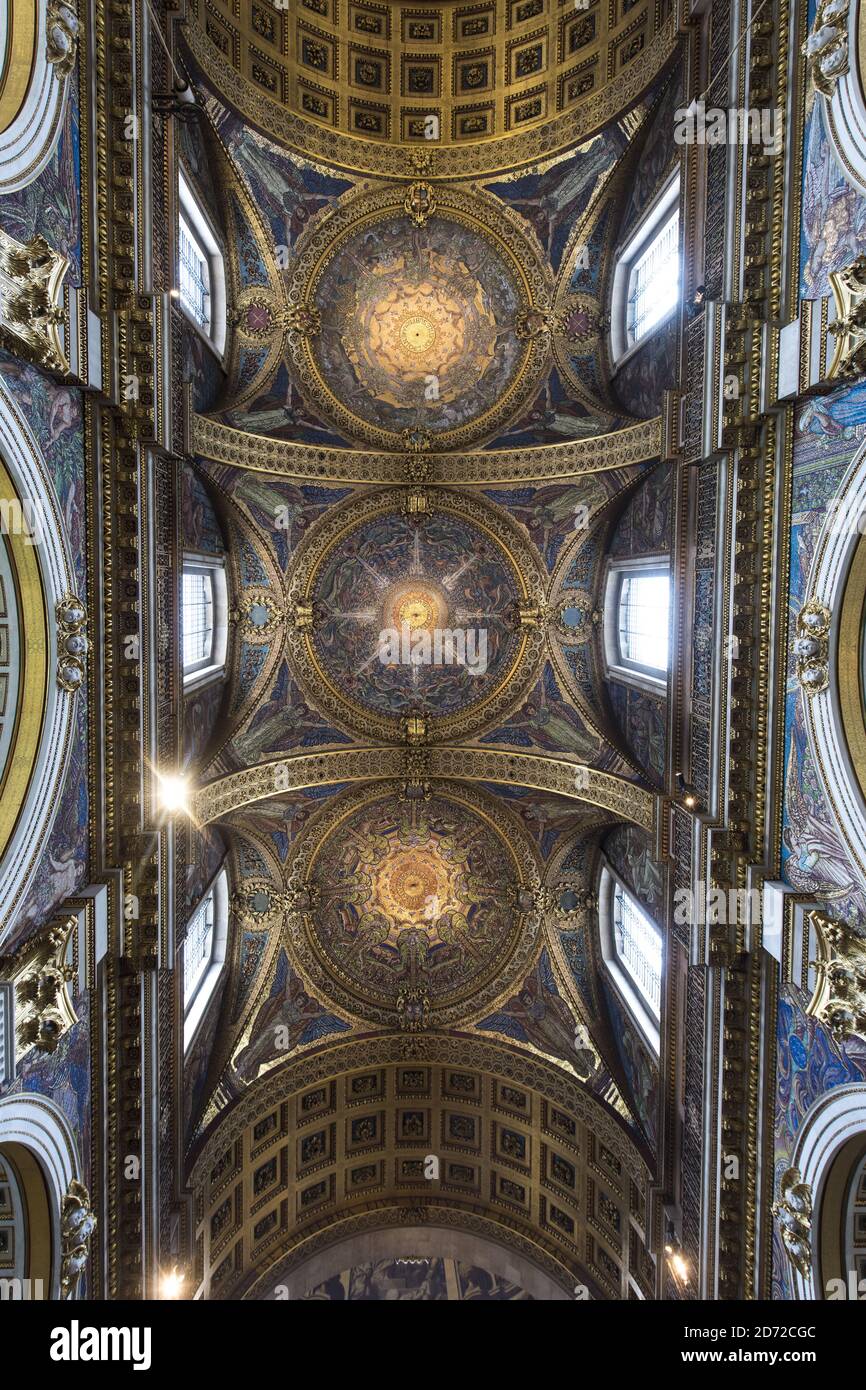 Vista generale della volta sopra il coro della Cattedrale di San Paolo a Londra, decorata con mosaici di Sir William Blake Richmond. Data immagine: Venerdì 9 giugno 2017. Il credito fotografico dovrebbe essere: Matt Crossick/ EMPICS Entertainment. Foto Stock